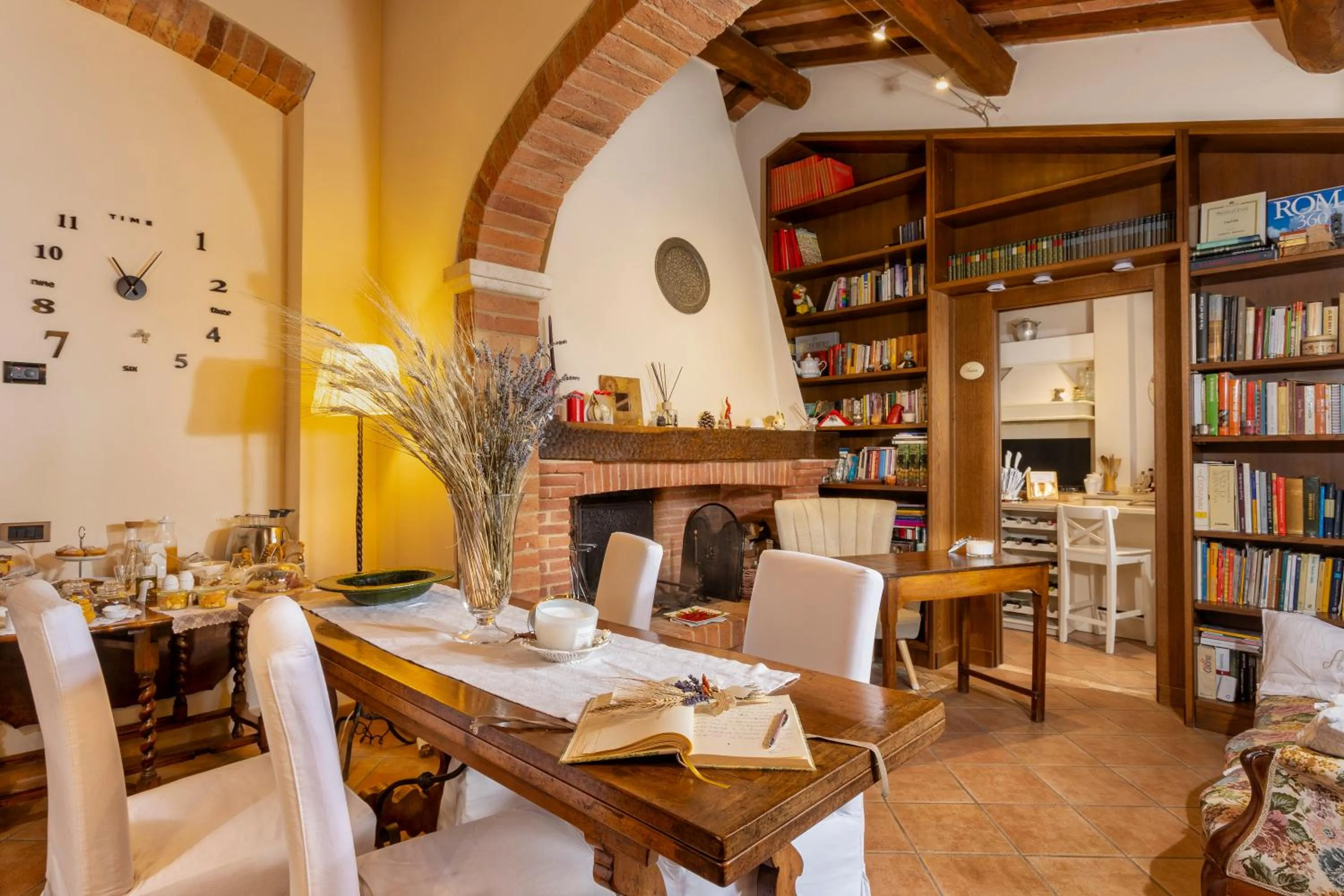 Library in B&B La Casa di Assunta