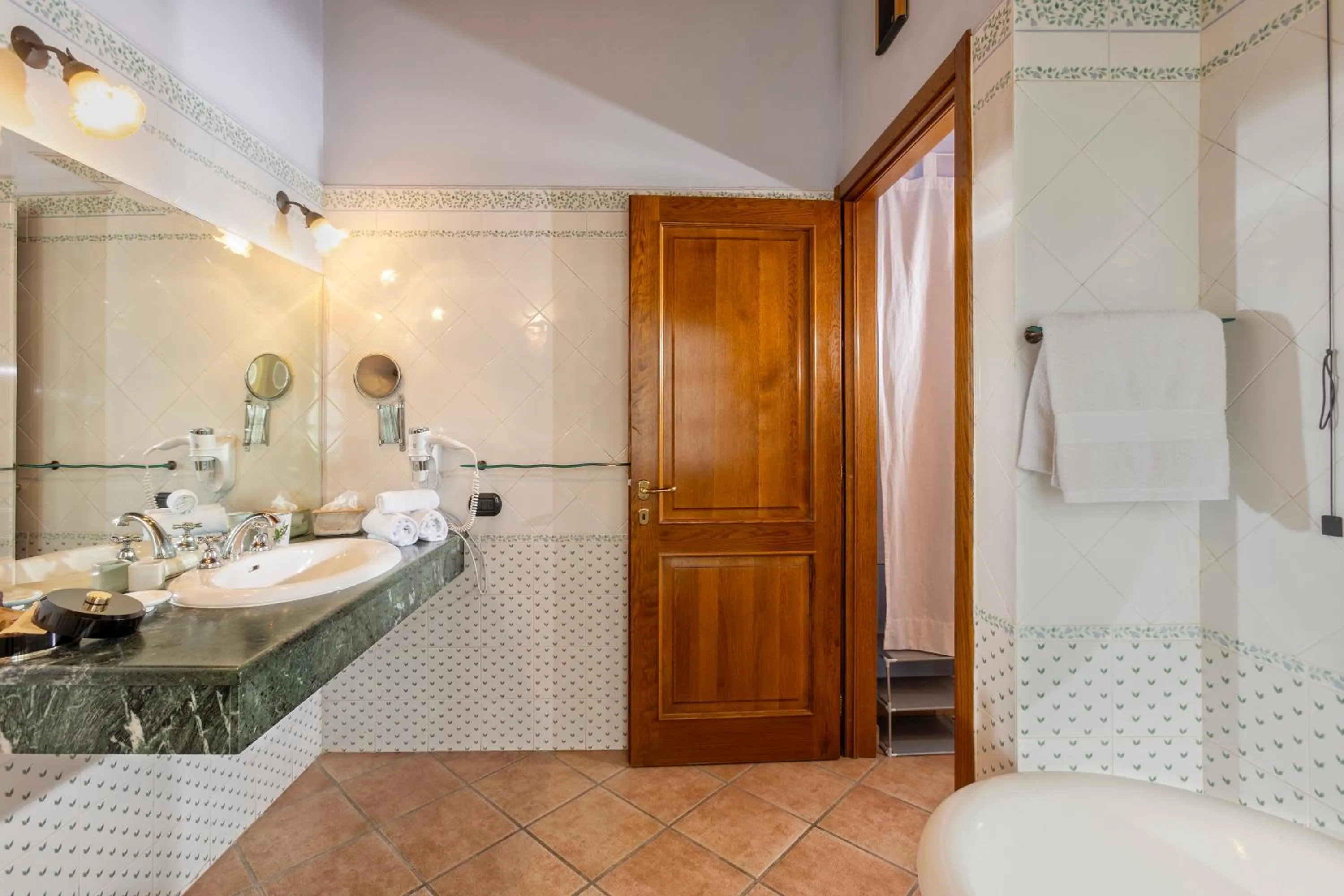 Shower in B&B La Casa di Assunta