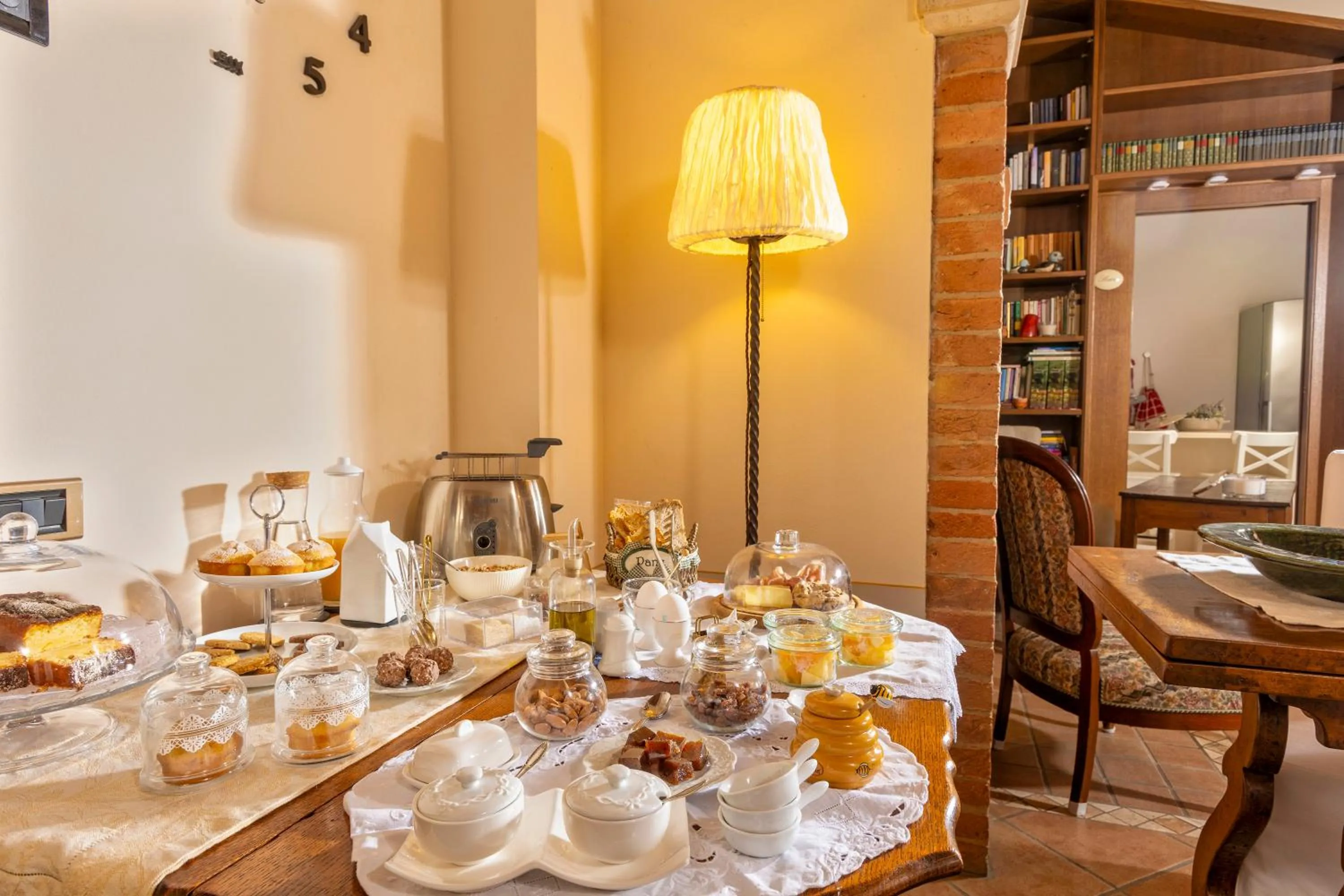 Library in B&B La Casa di Assunta