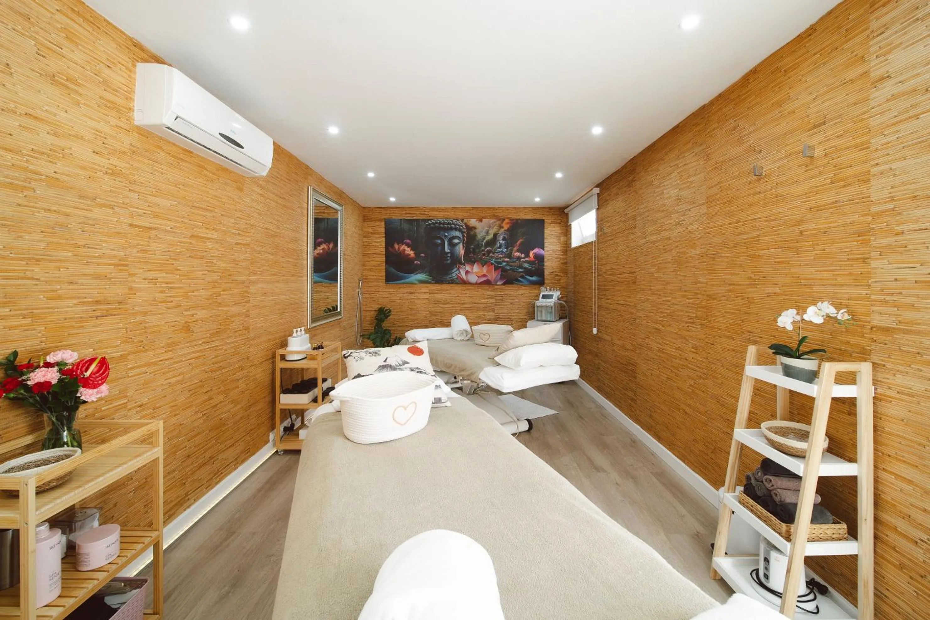 Massage, Bed in Lani's Suites de Luxe - Adults Only