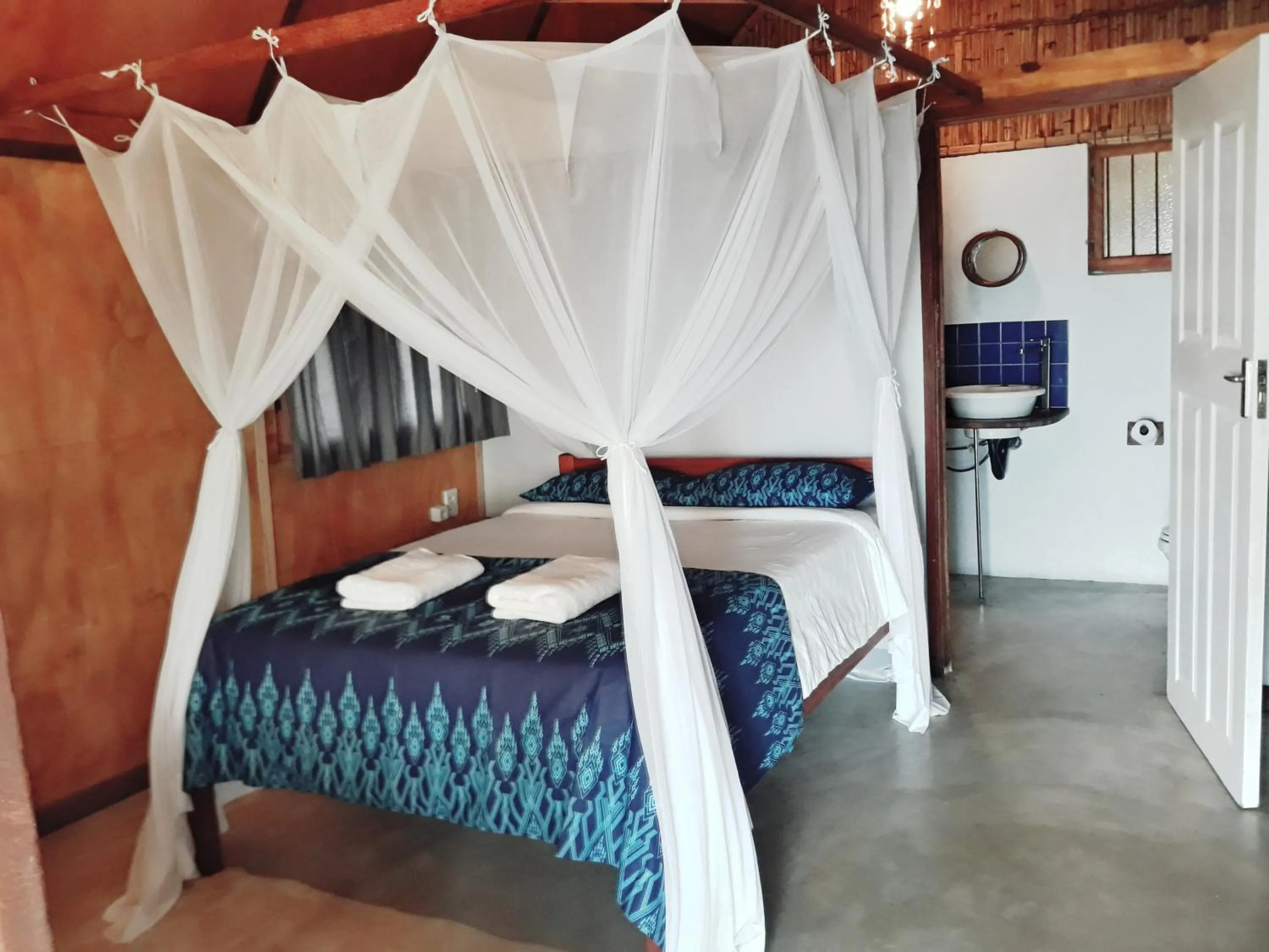 Bathroom, Bed in Baobab Beach Vilanculos