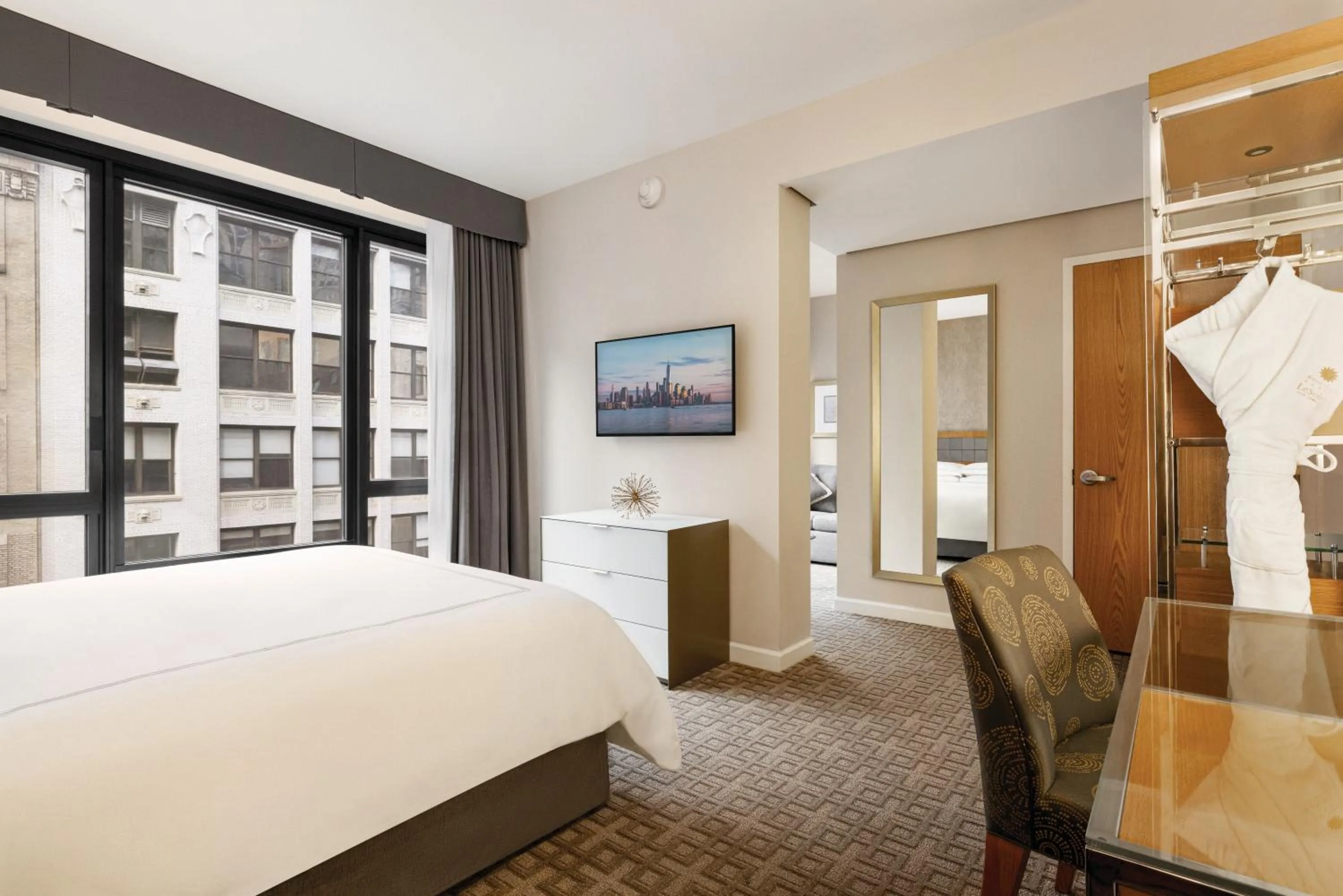 Bed in Executive Hotel Le Soleil New York