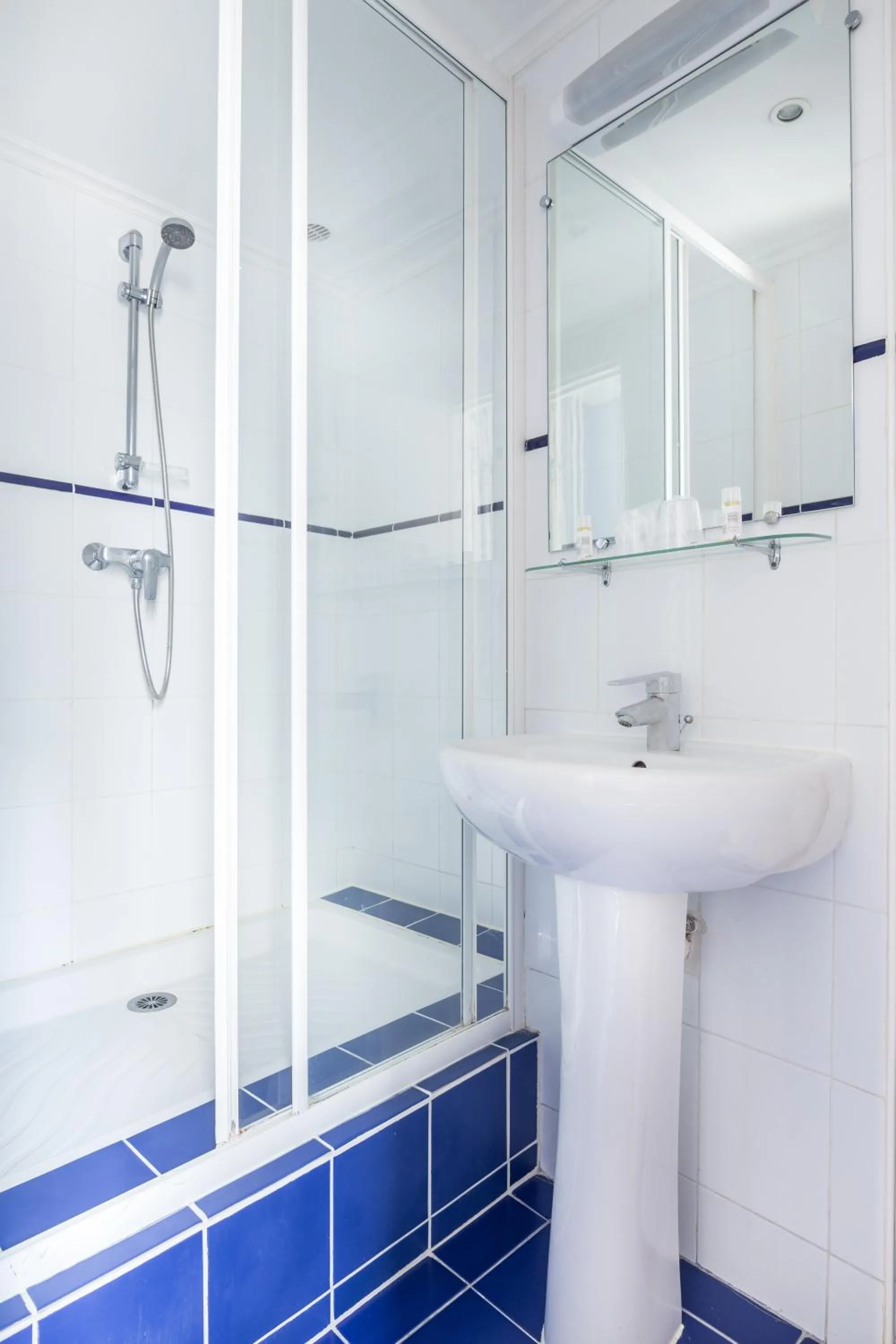 Bathroom in Hotel des Arts - Cite Bergere