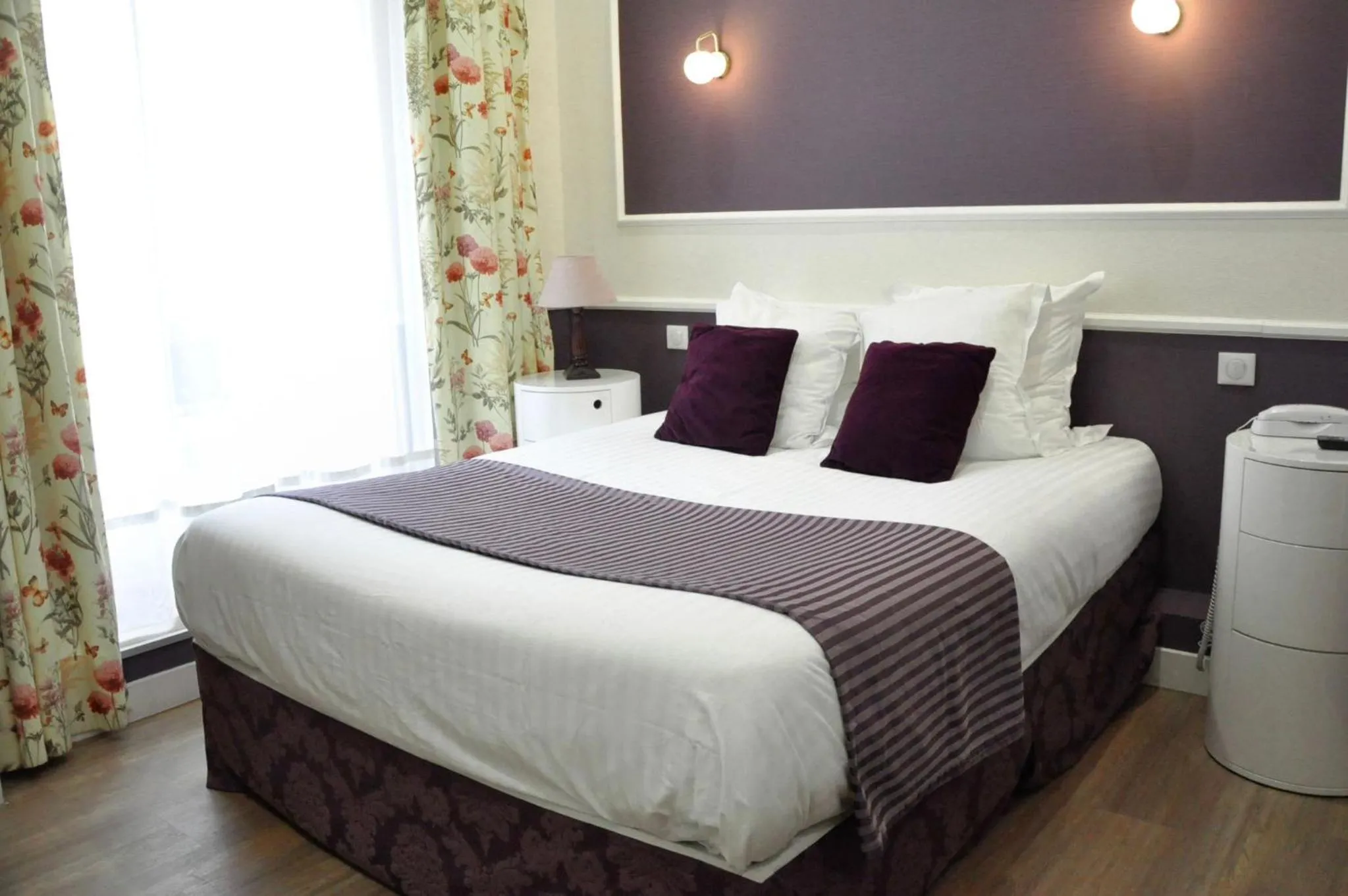 Bedroom, Bed in Hotel des Arts - Cite Bergere