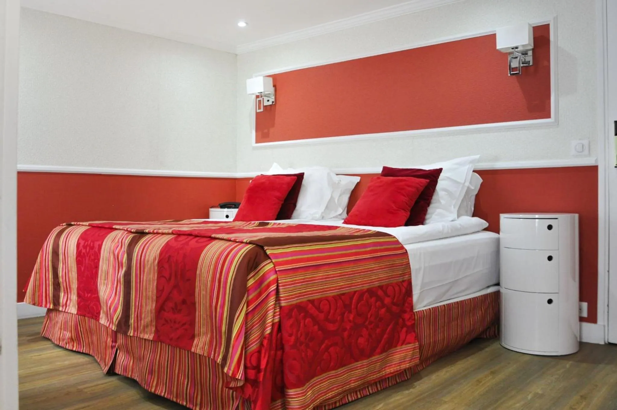 Bedroom, Bed in Hotel des Arts - Cite Bergere