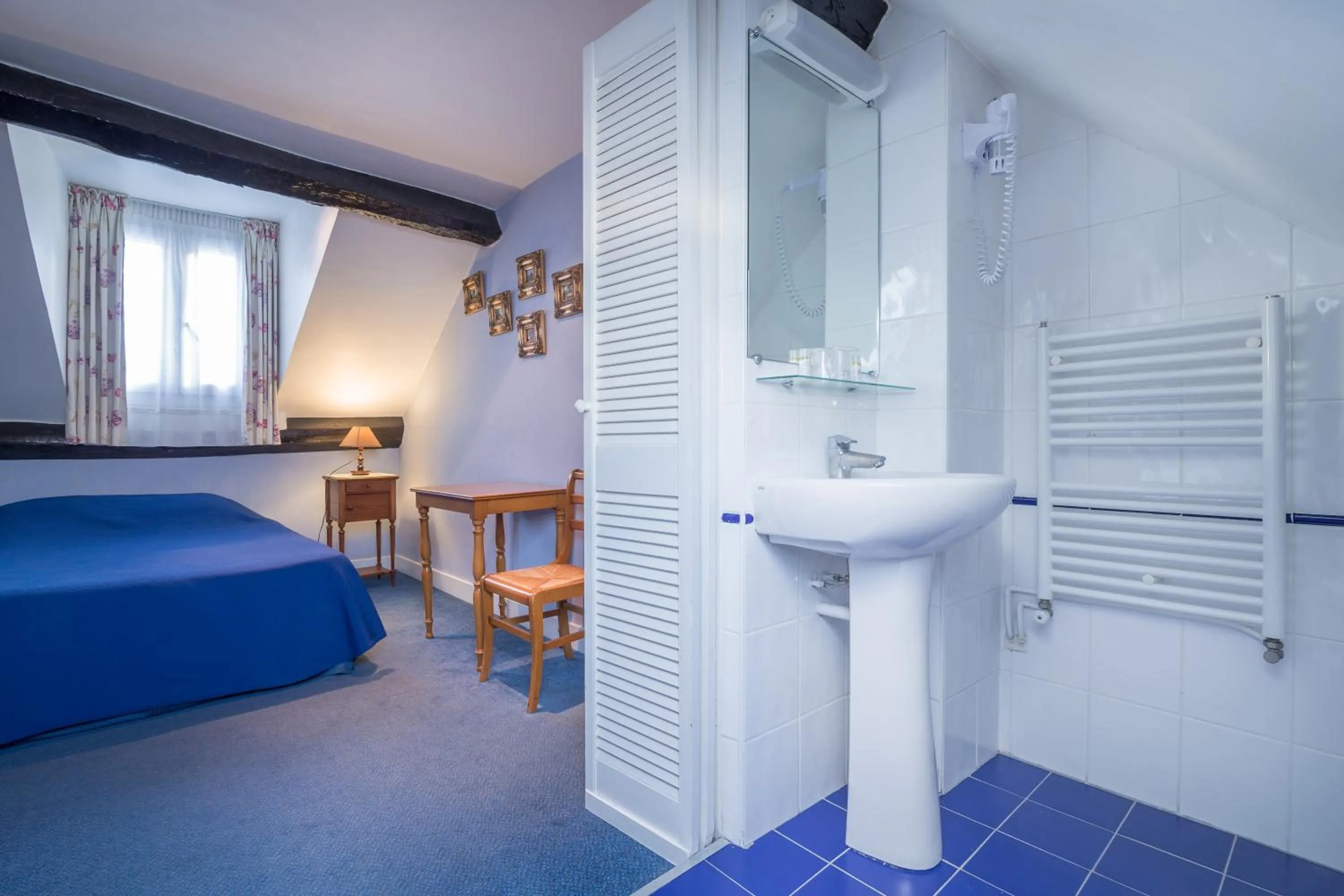 Bed in Hotel des Arts - Cite Bergere