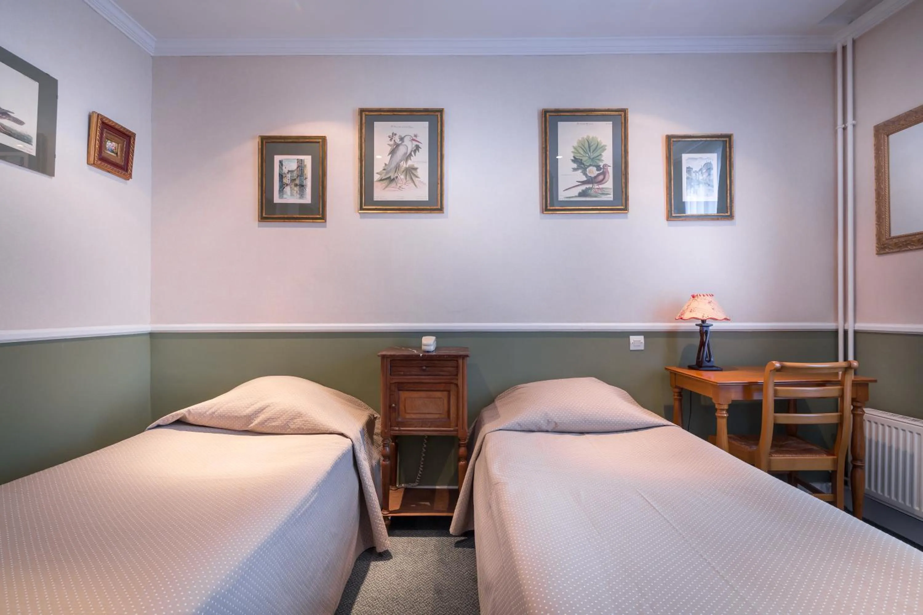 Bed in Hotel des Arts - Cite Bergere