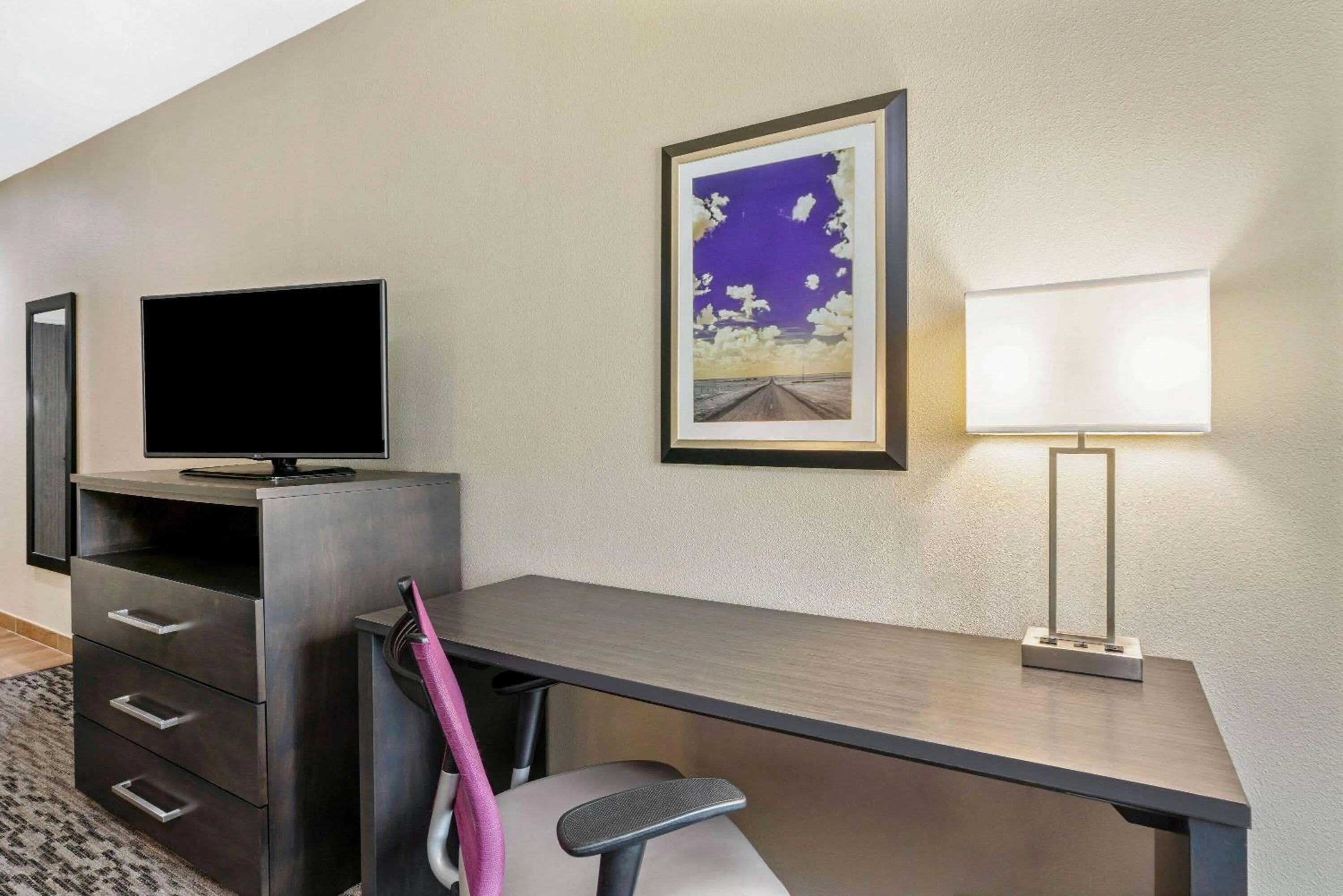 Photo of the whole room in La Quinta by Wyndham College Station South