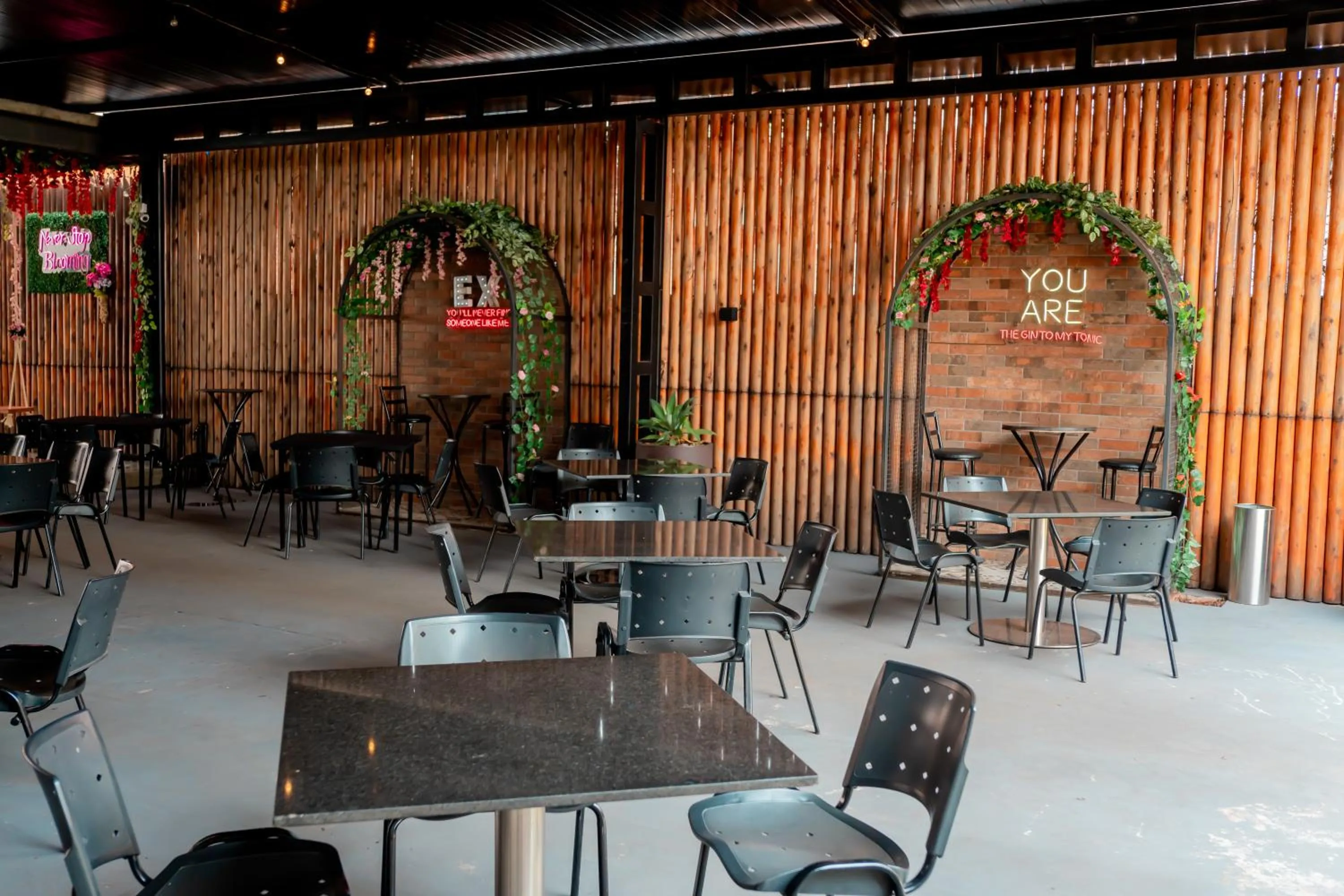 Restaurant/places to eat in Megal Suites Hotel