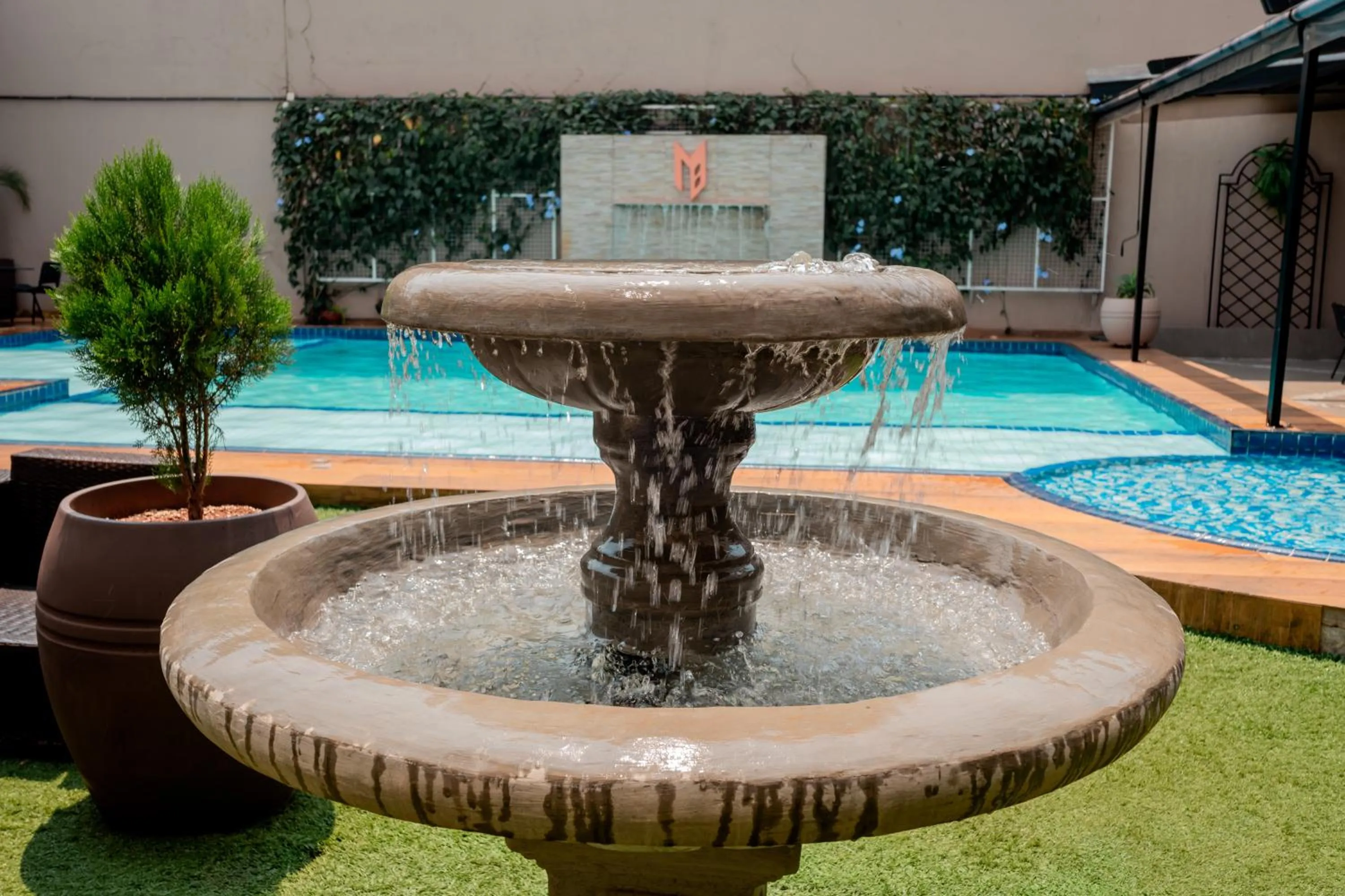 Restaurant/places to eat in Megal Suites Hotel