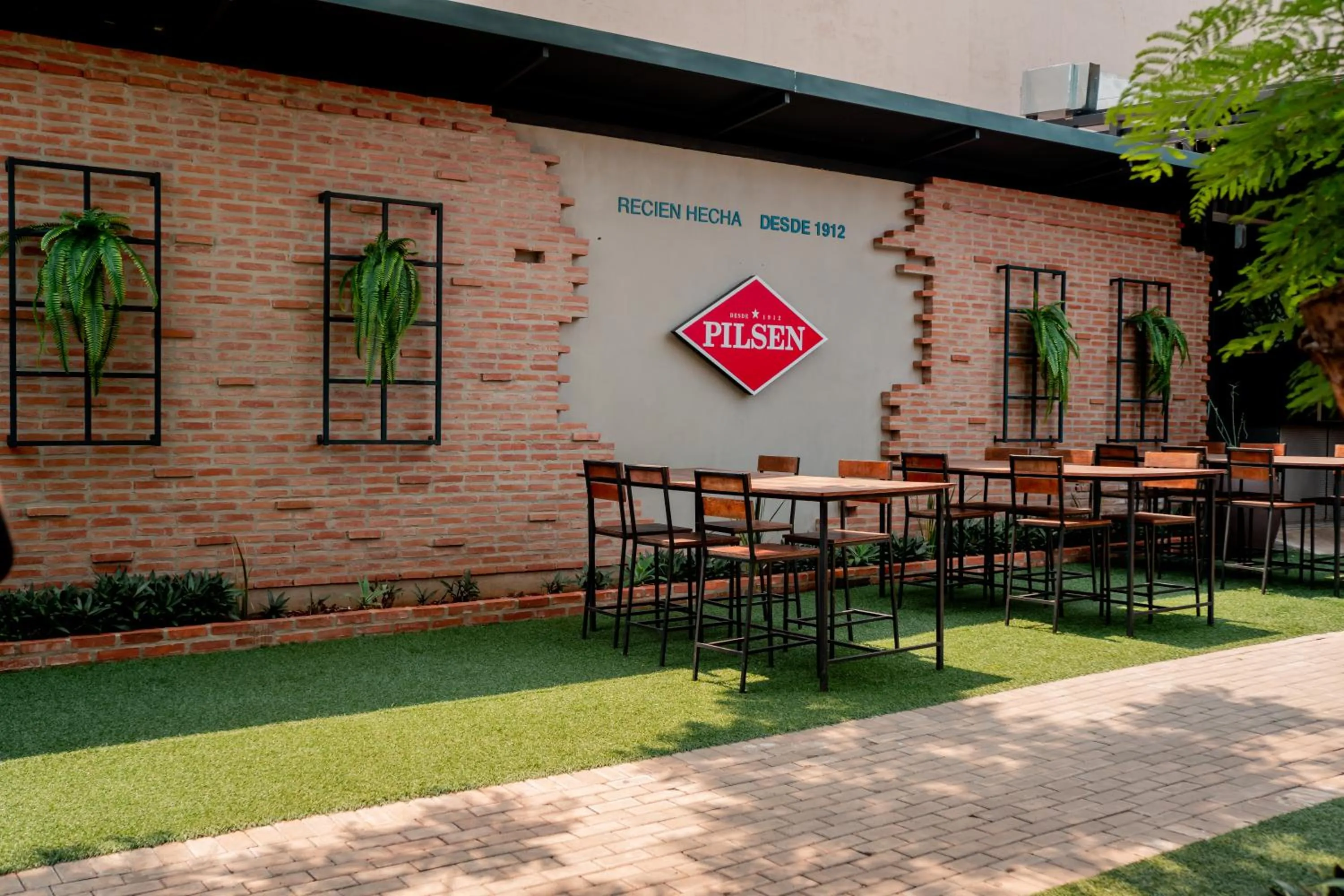 Restaurant/places to eat in Megal Suites Hotel