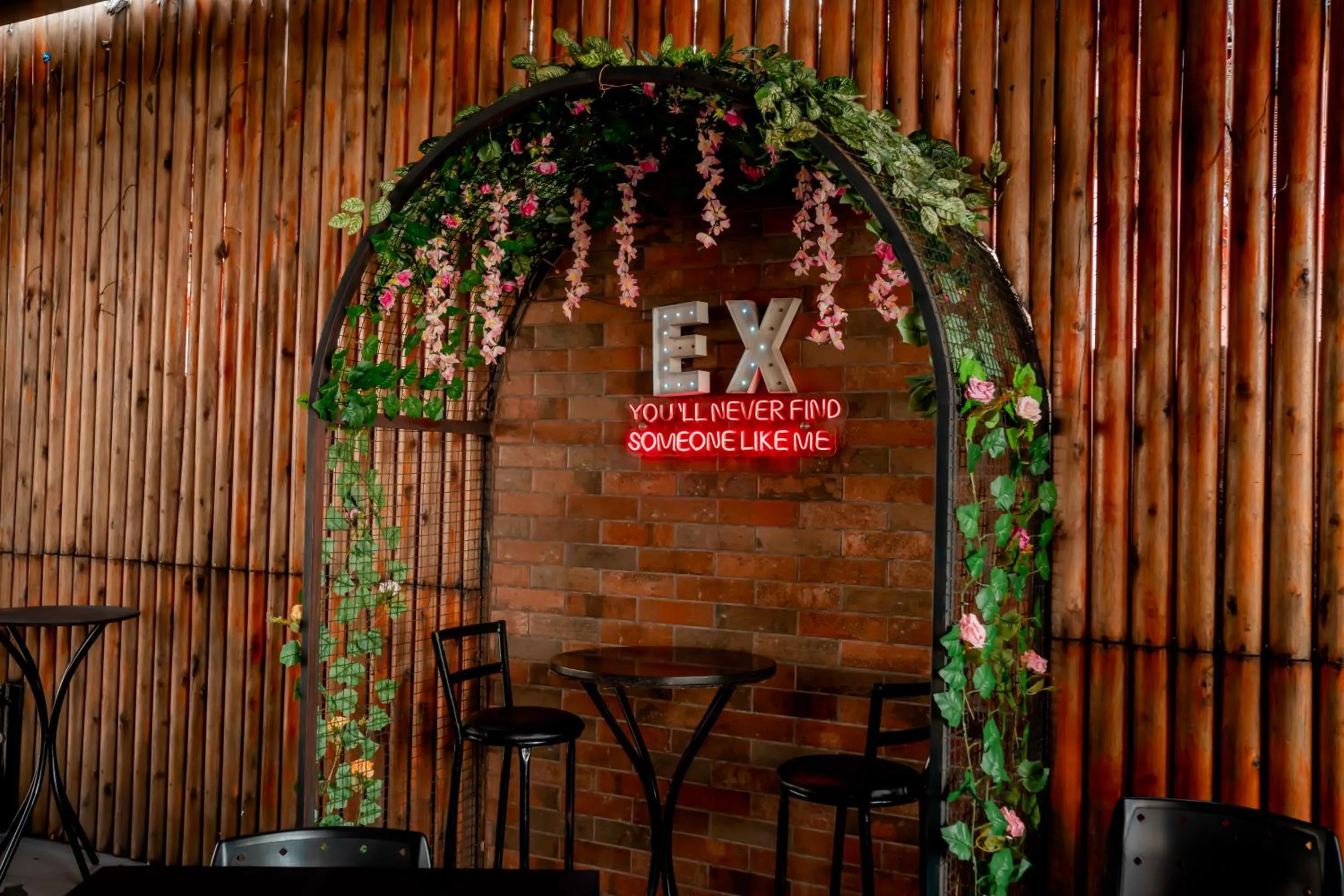 Restaurant/places to eat in Megal Suites Hotel