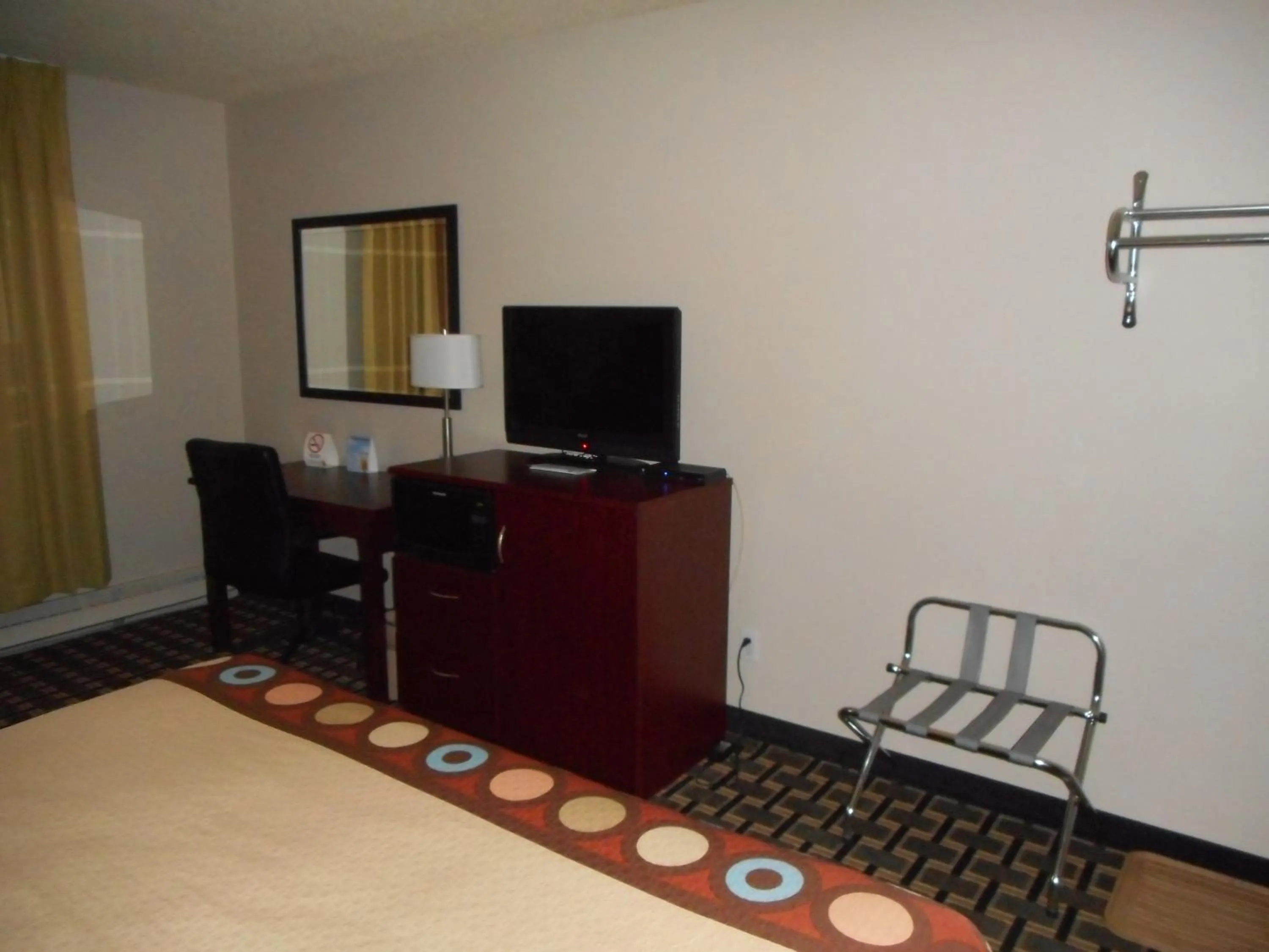 TV and multimedia, Bed in Super 8 by Wyndham Fox Creek