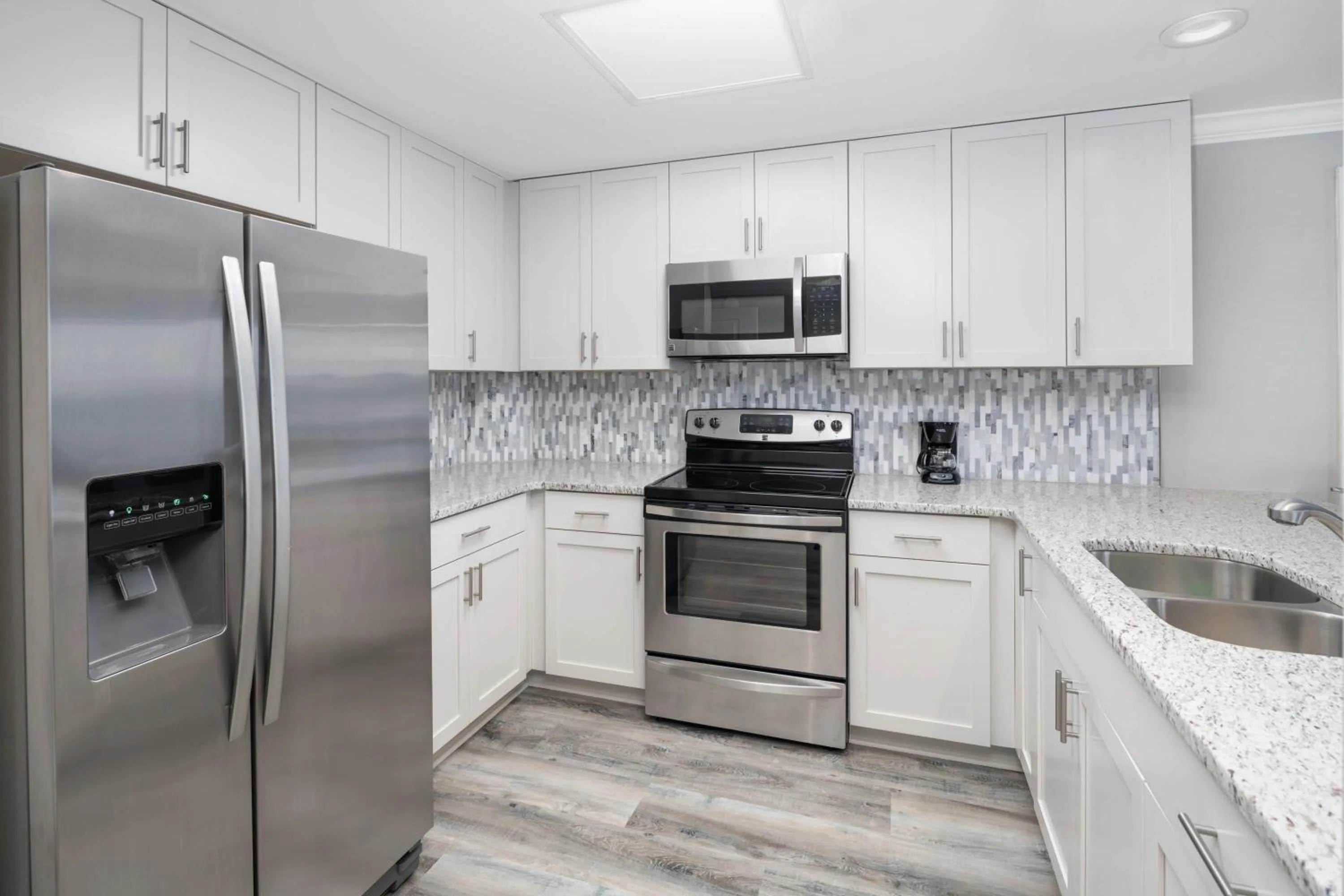 Kitchen or kitchenette in Bask Hotel at Big Rock Landing