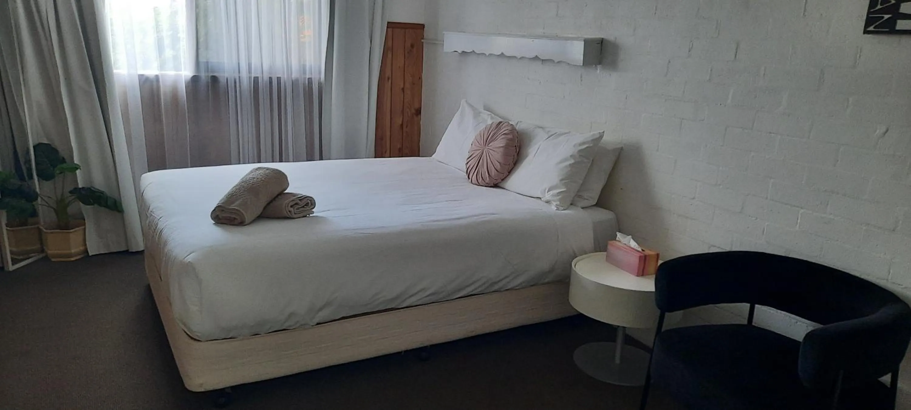 Bed in Best Western Colonial Village Motel