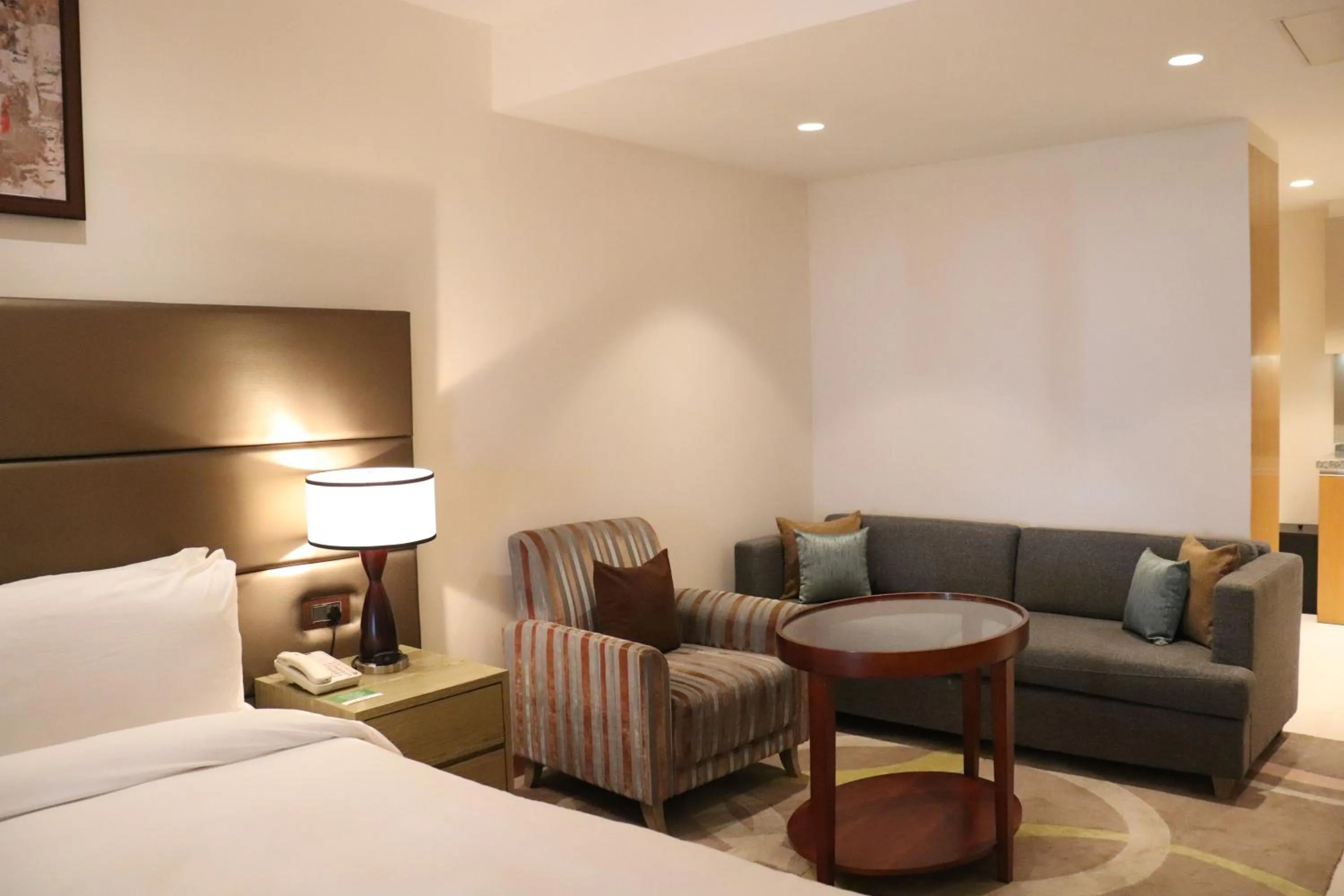 Living room, Bed in Oakwood Residence Kapil Hyderabad