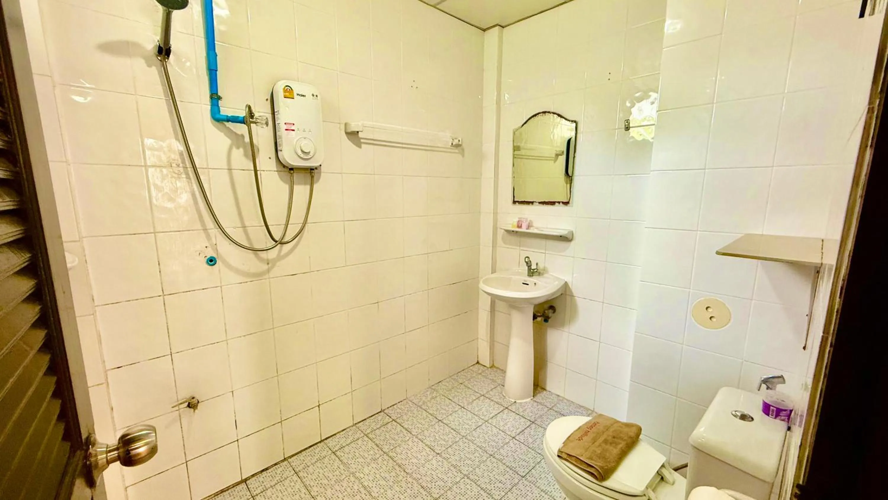 Shower in Hill Side Patong Hotel