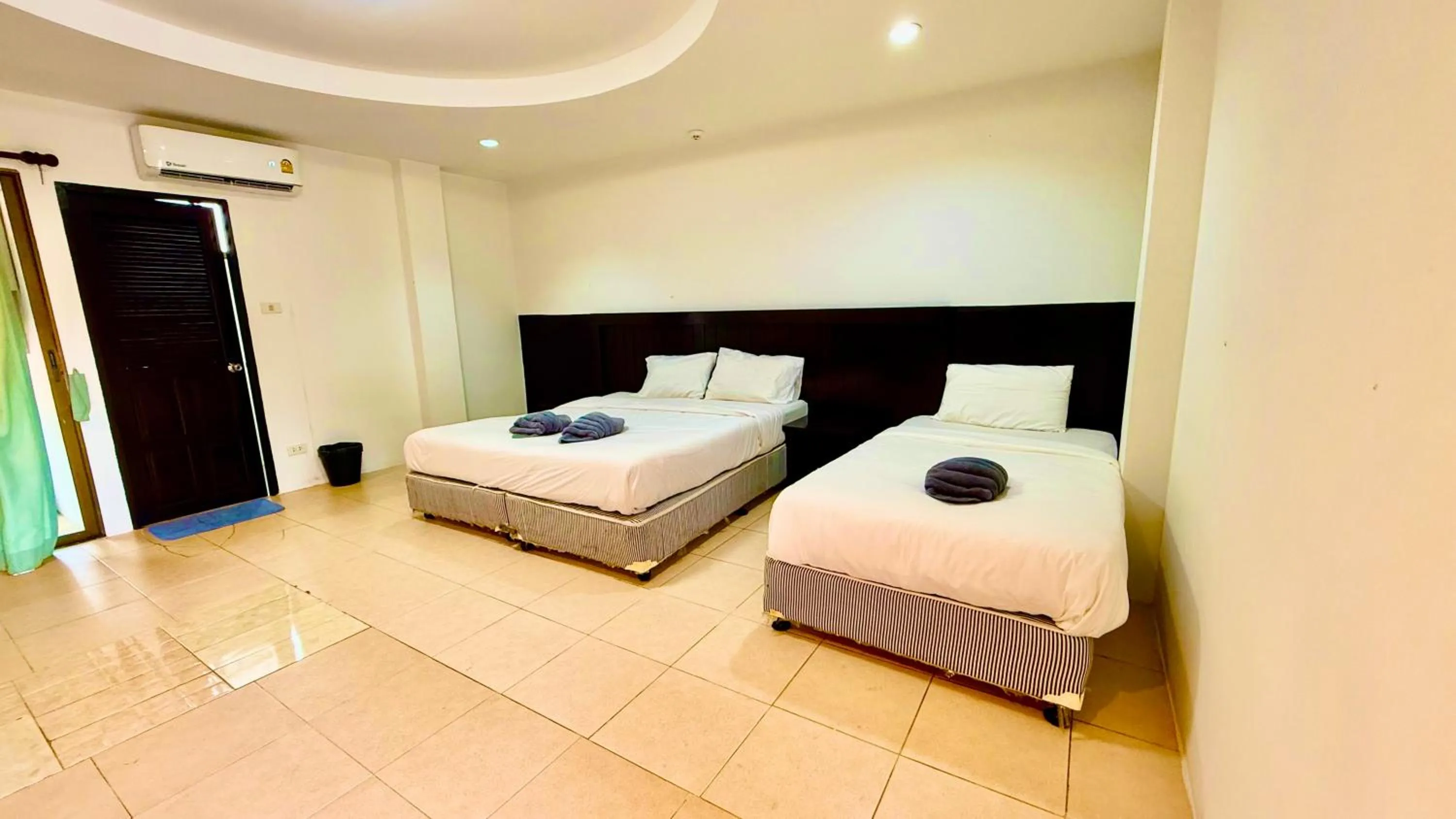 Bedroom, Bed in Hill Side Patong Hotel