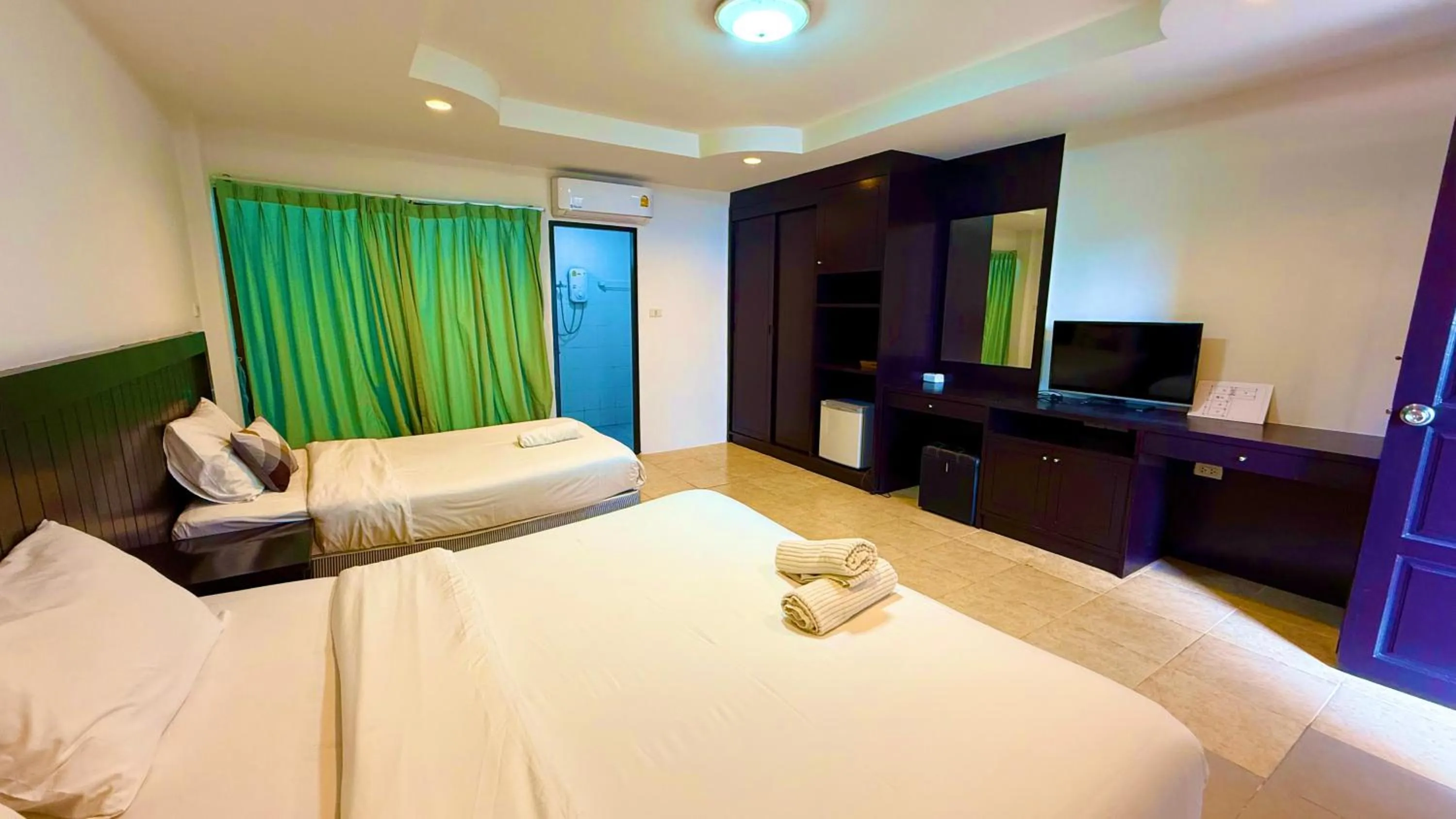 Bedroom, Bed in Hill Side Patong Hotel