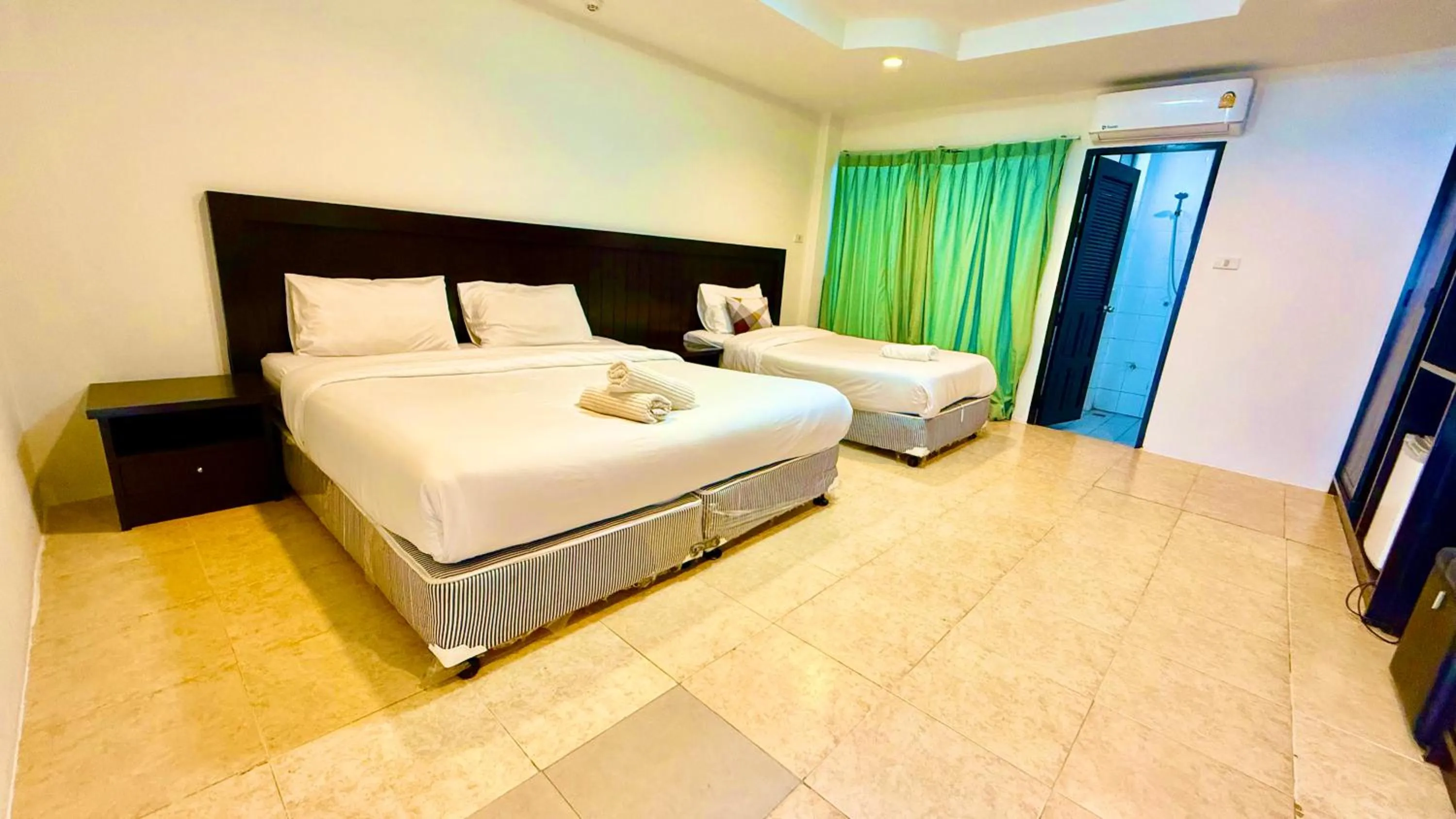 Bedroom, Bed in Hill Side Patong Hotel