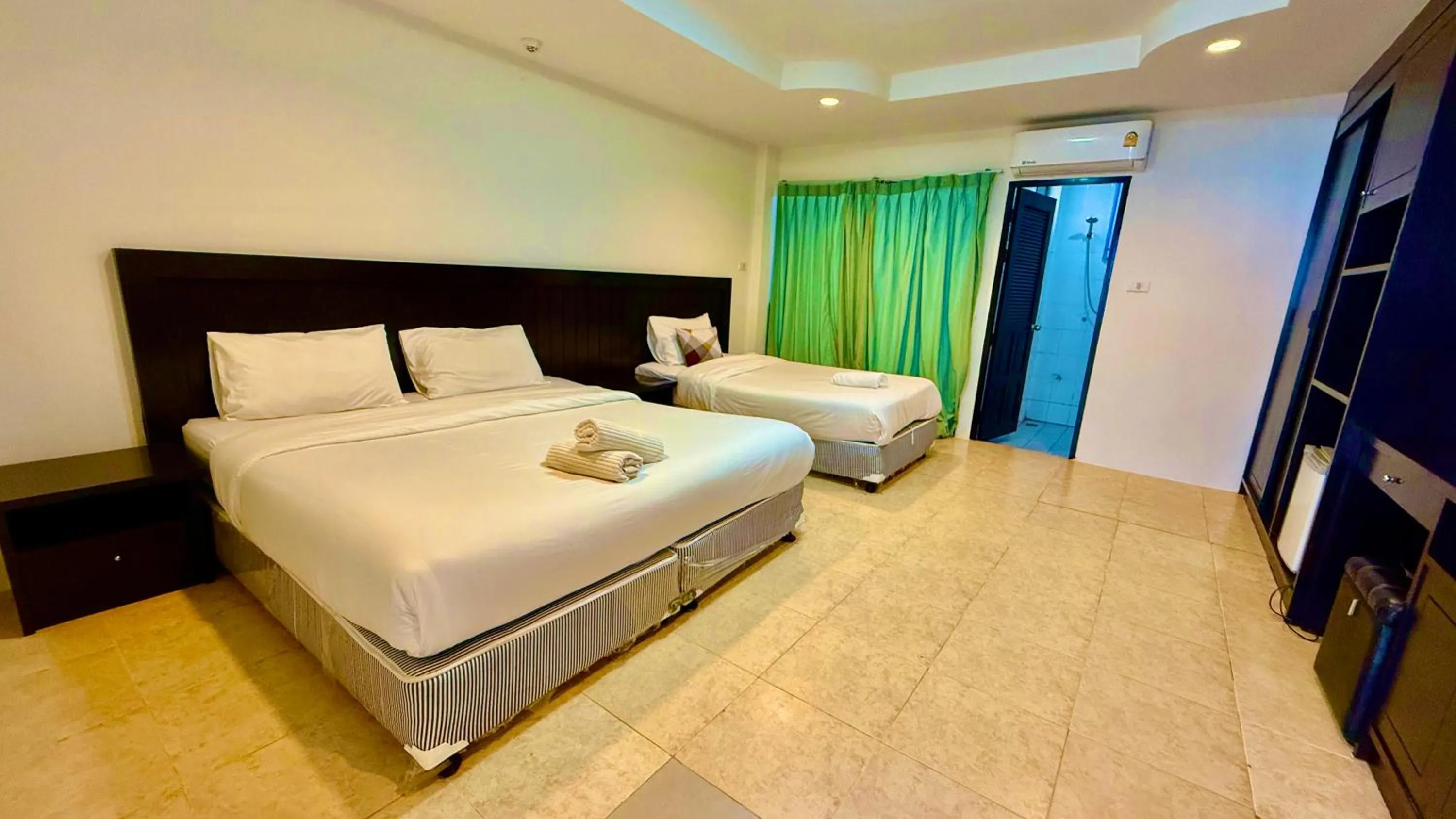 Bedroom, Bed in Hill Side Patong Hotel