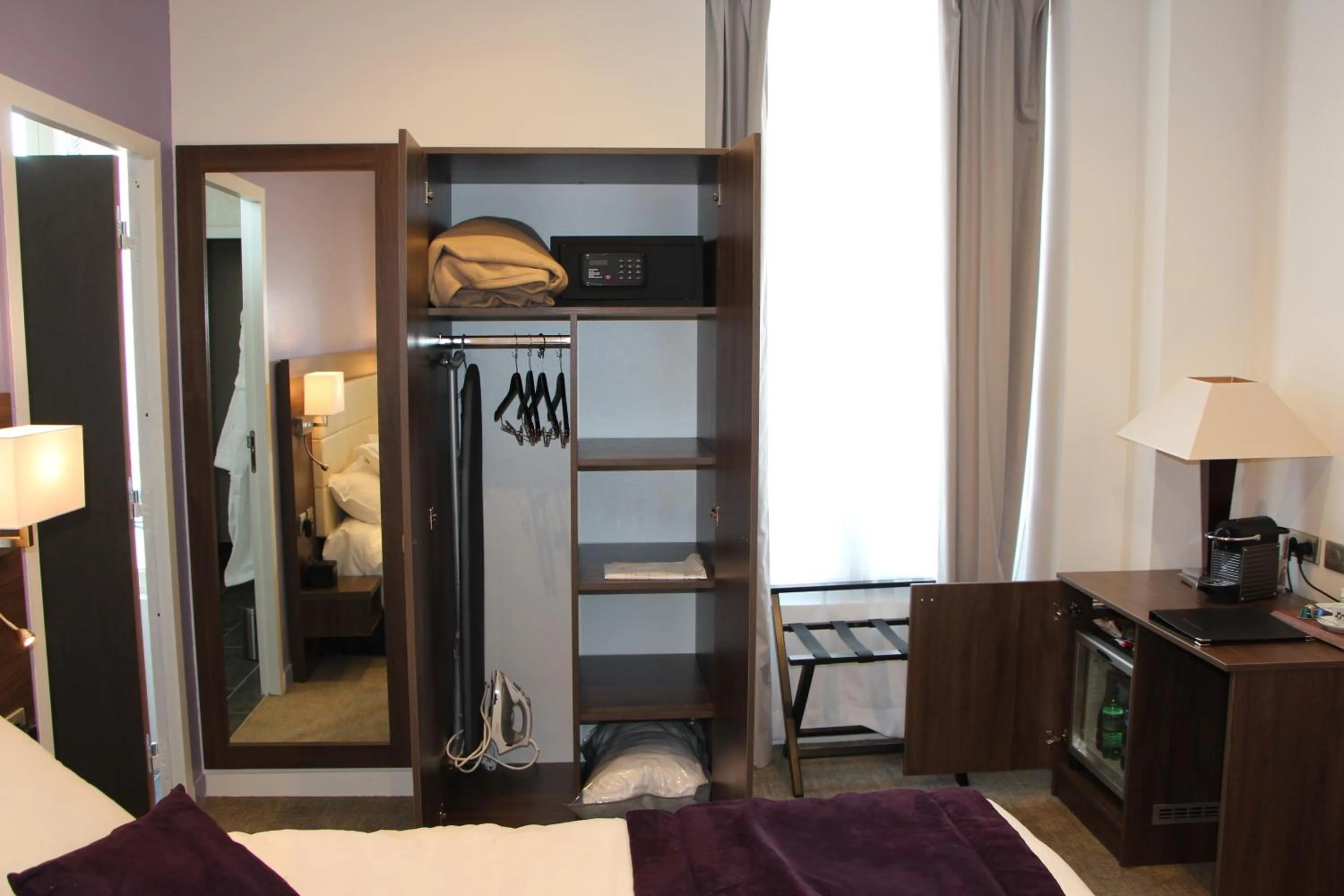 Coffee/tea facilities, Bed in Hôtel L'Esturgeon