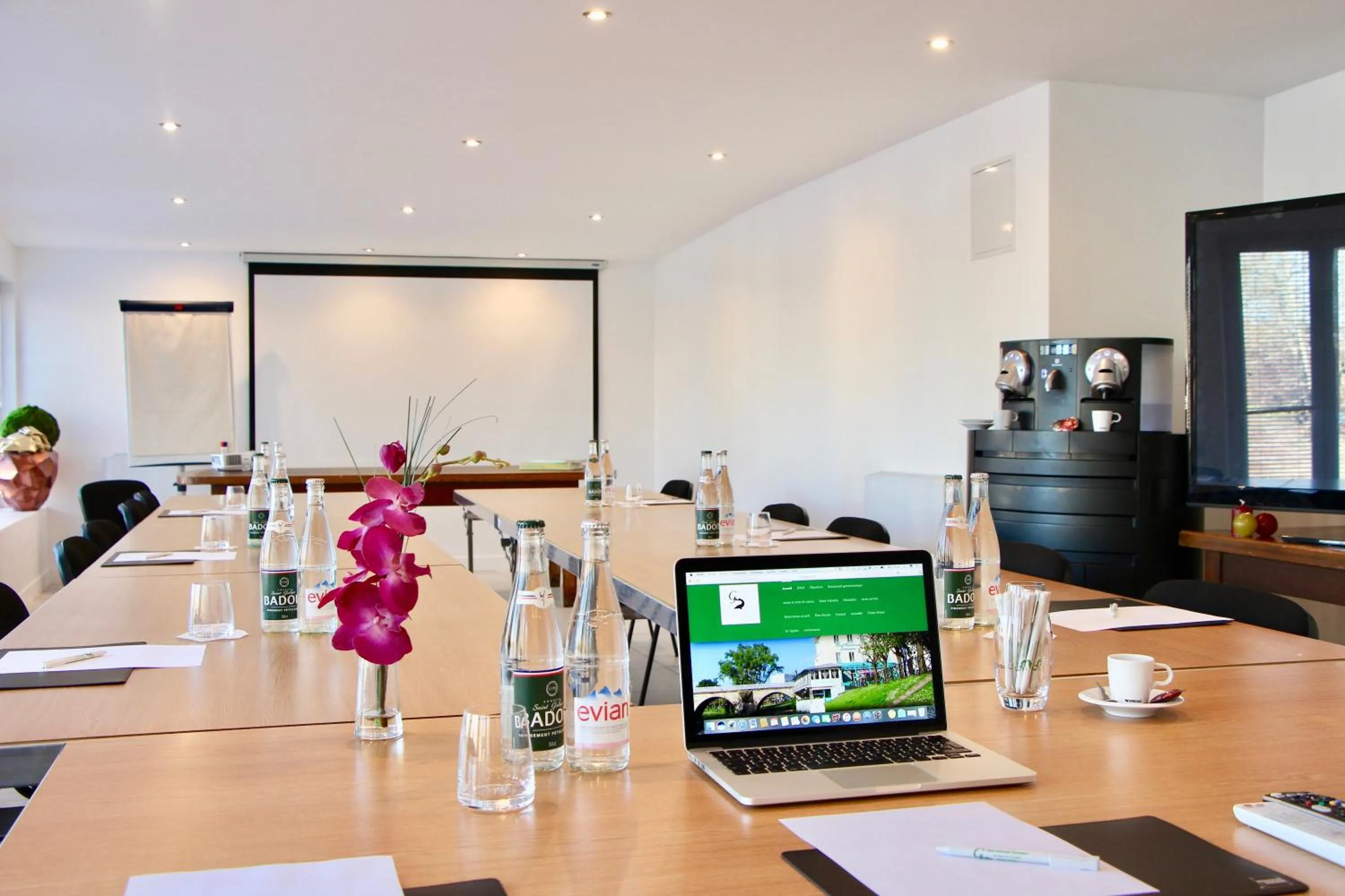 Meeting/conference room in Hôtel L'Esturgeon