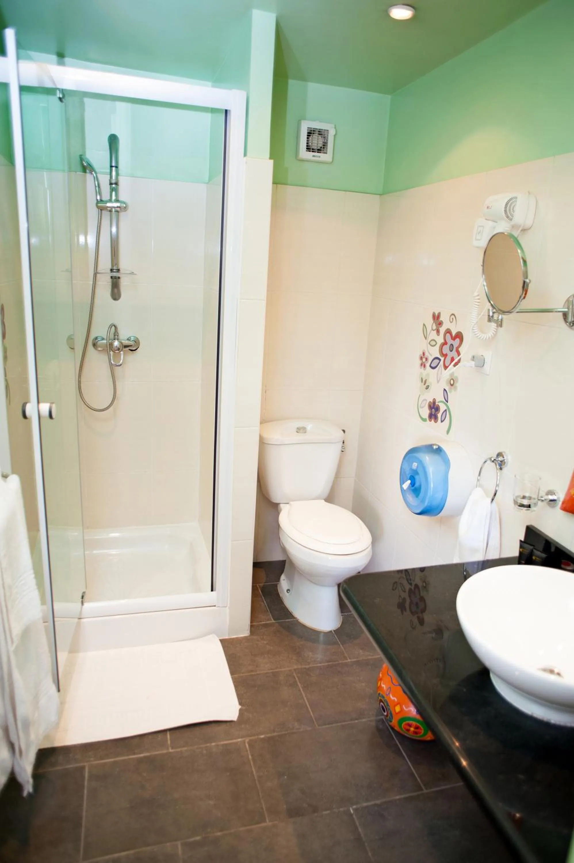 Shower in Le Grand Mellis Hôtel & Spa