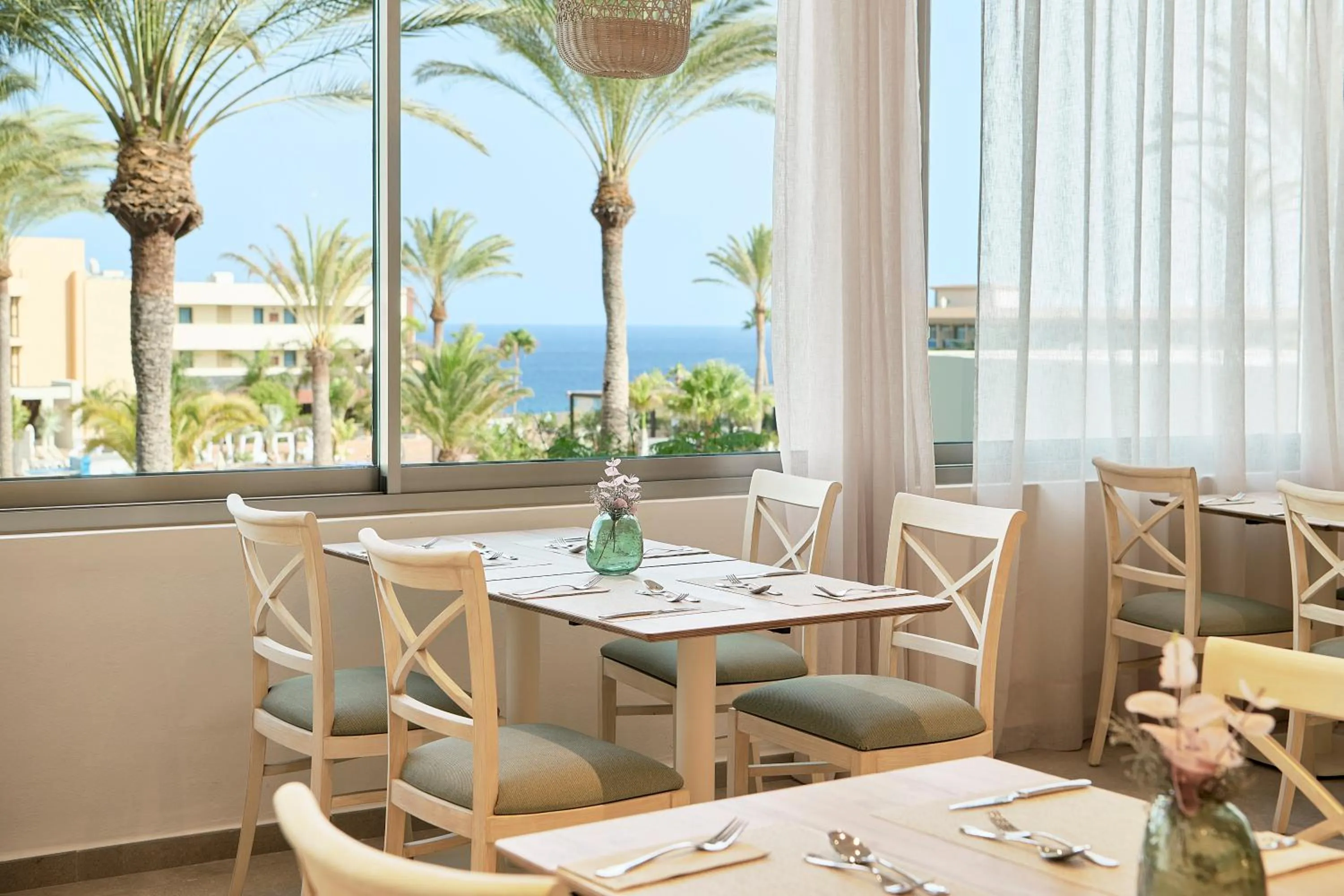 Restaurant/places to eat in Iberostar Waves Gaviotas Park