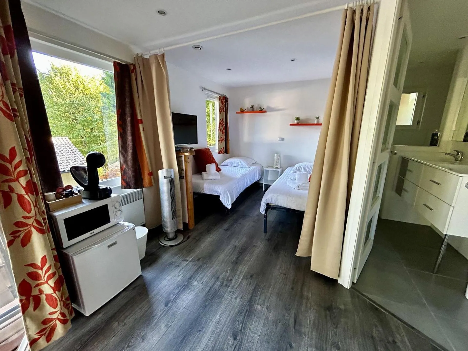 Bathroom, Bed in Les Chalets du Périgord