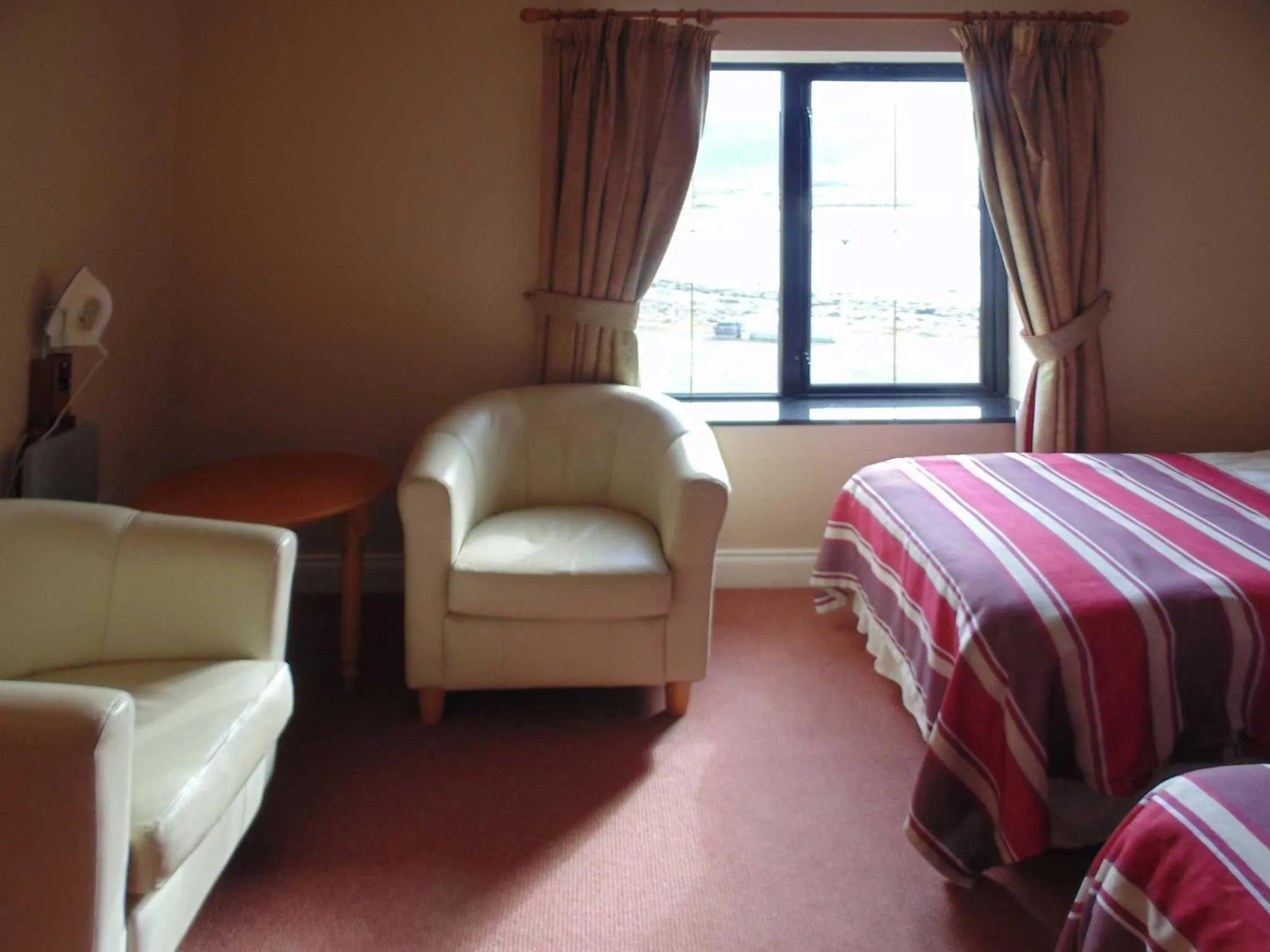 Photo of the whole room in Óstán Oileán Acla