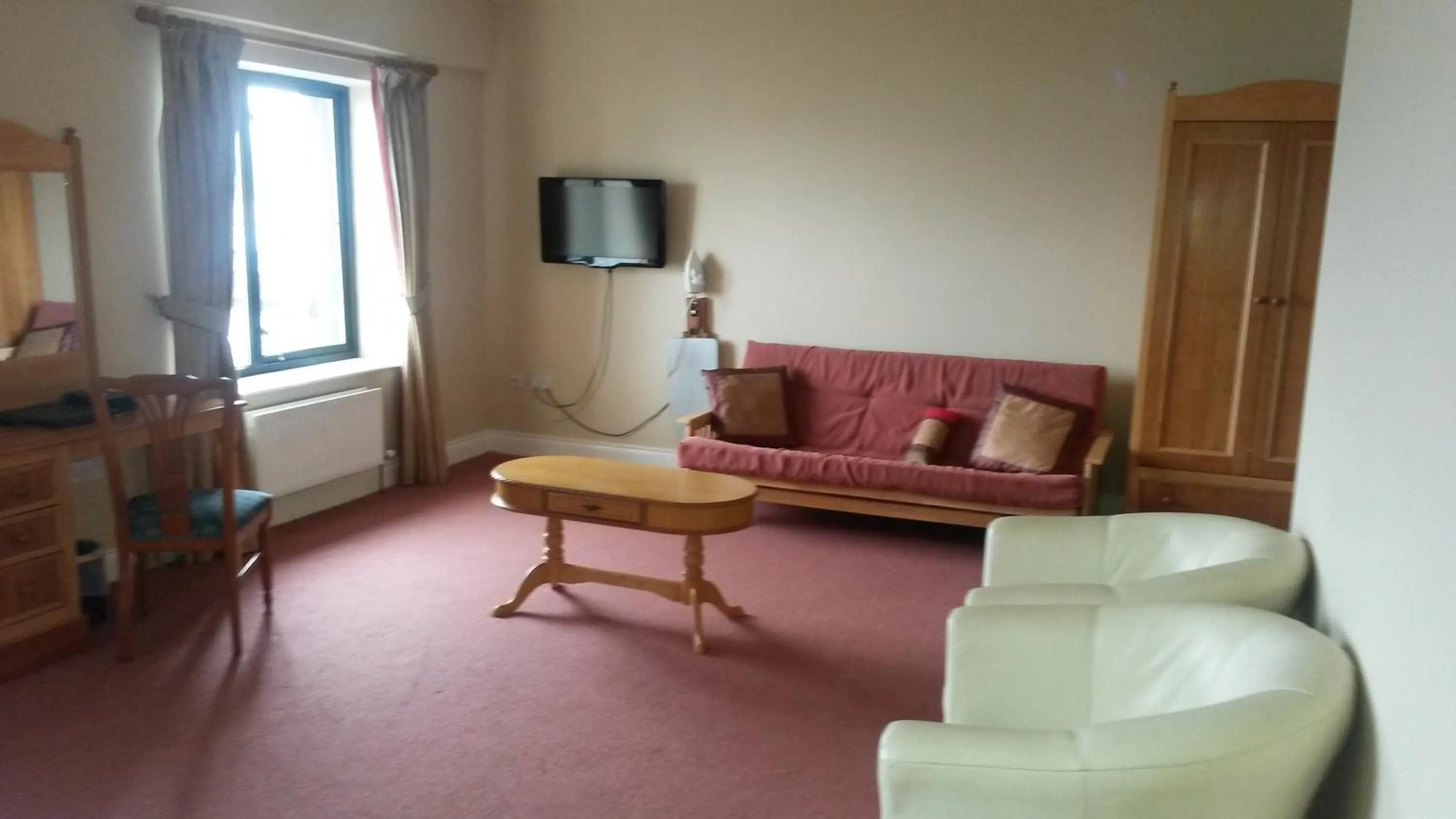 Communal lounge/ TV room in Óstán Oileán Acla