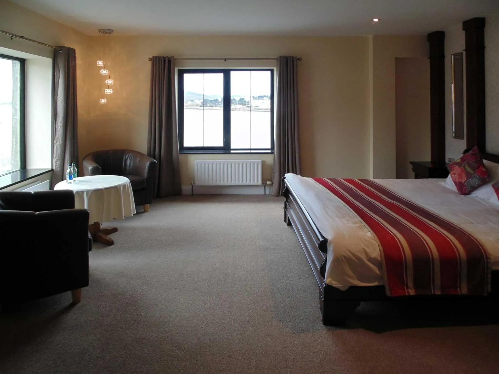 Photo of the whole room in Óstán Oileán Acla