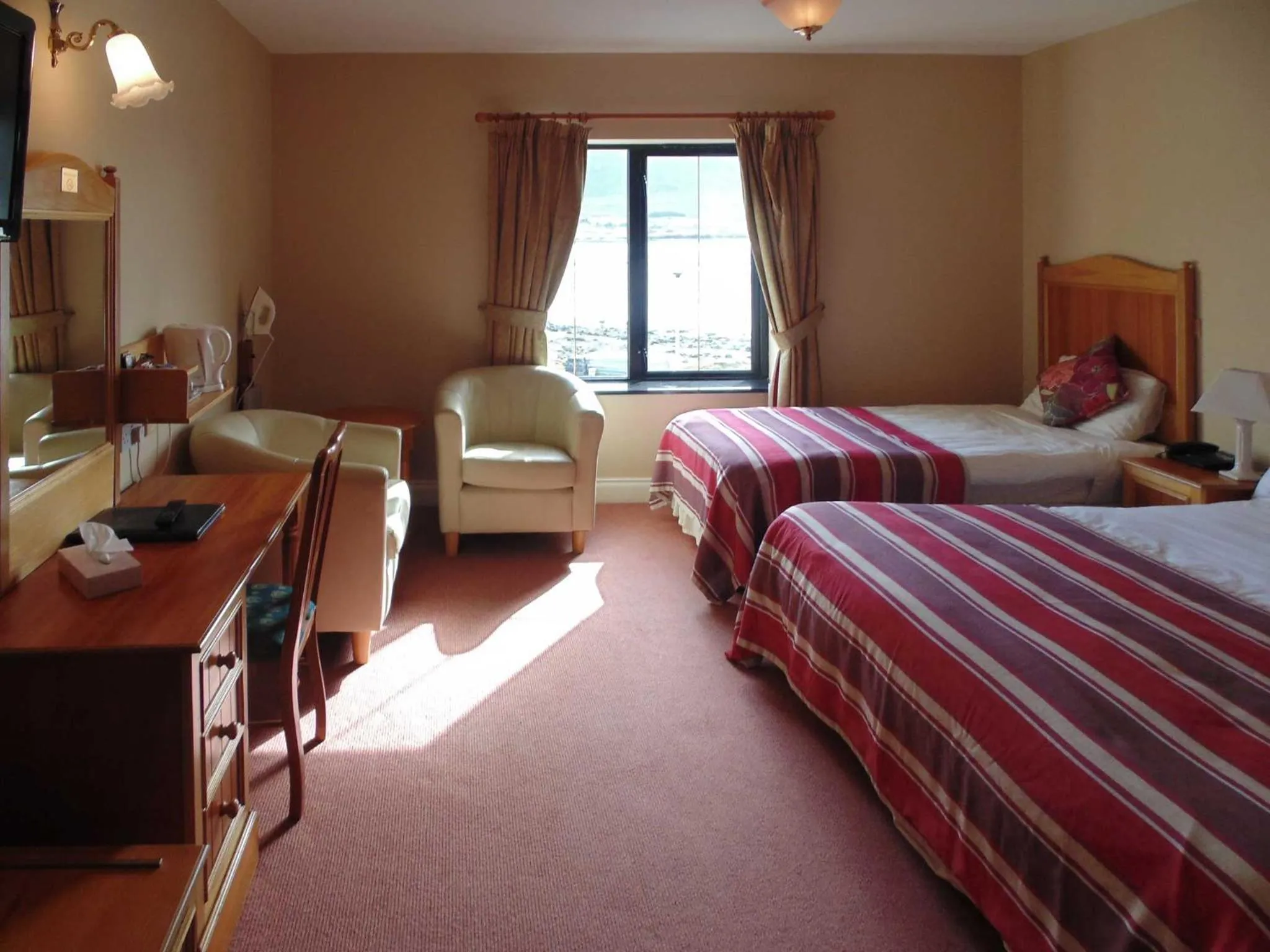 Photo of the whole room in Óstán Oileán Acla