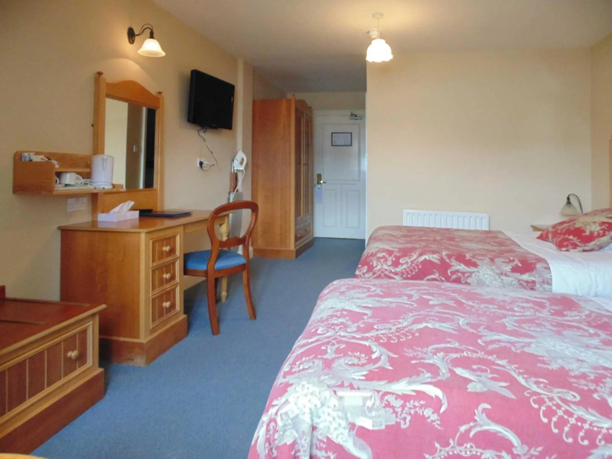 Photo of the whole room in Óstán Oileán Acla