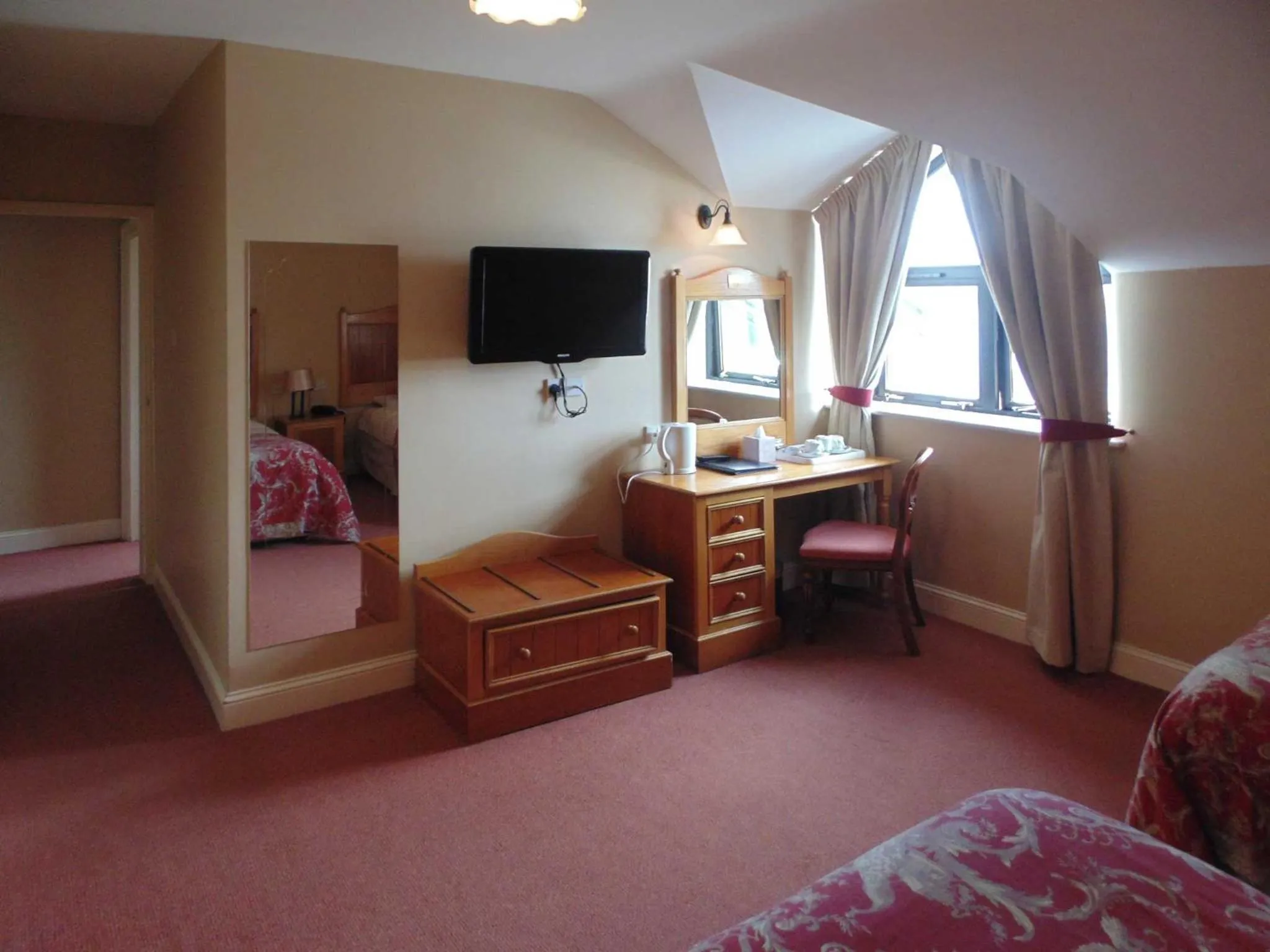 Photo of the whole room in Óstán Oileán Acla