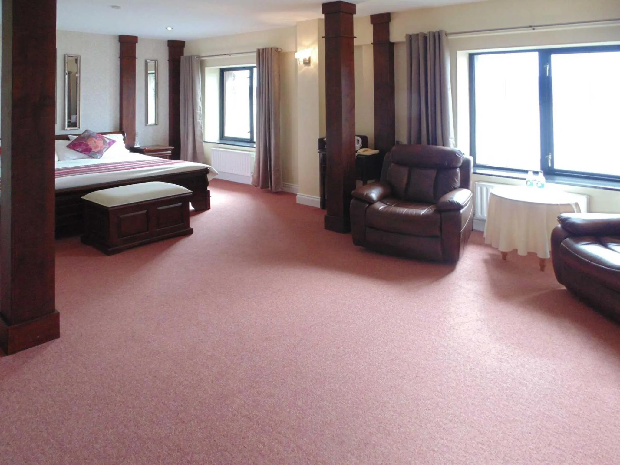 Photo of the whole room in Óstán Oileán Acla