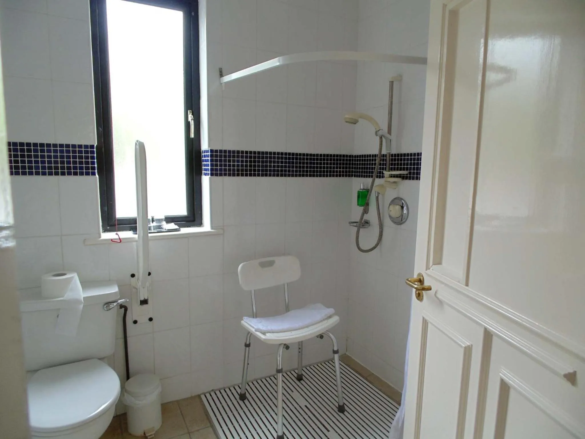 Shower in Óstán Oileán Acla