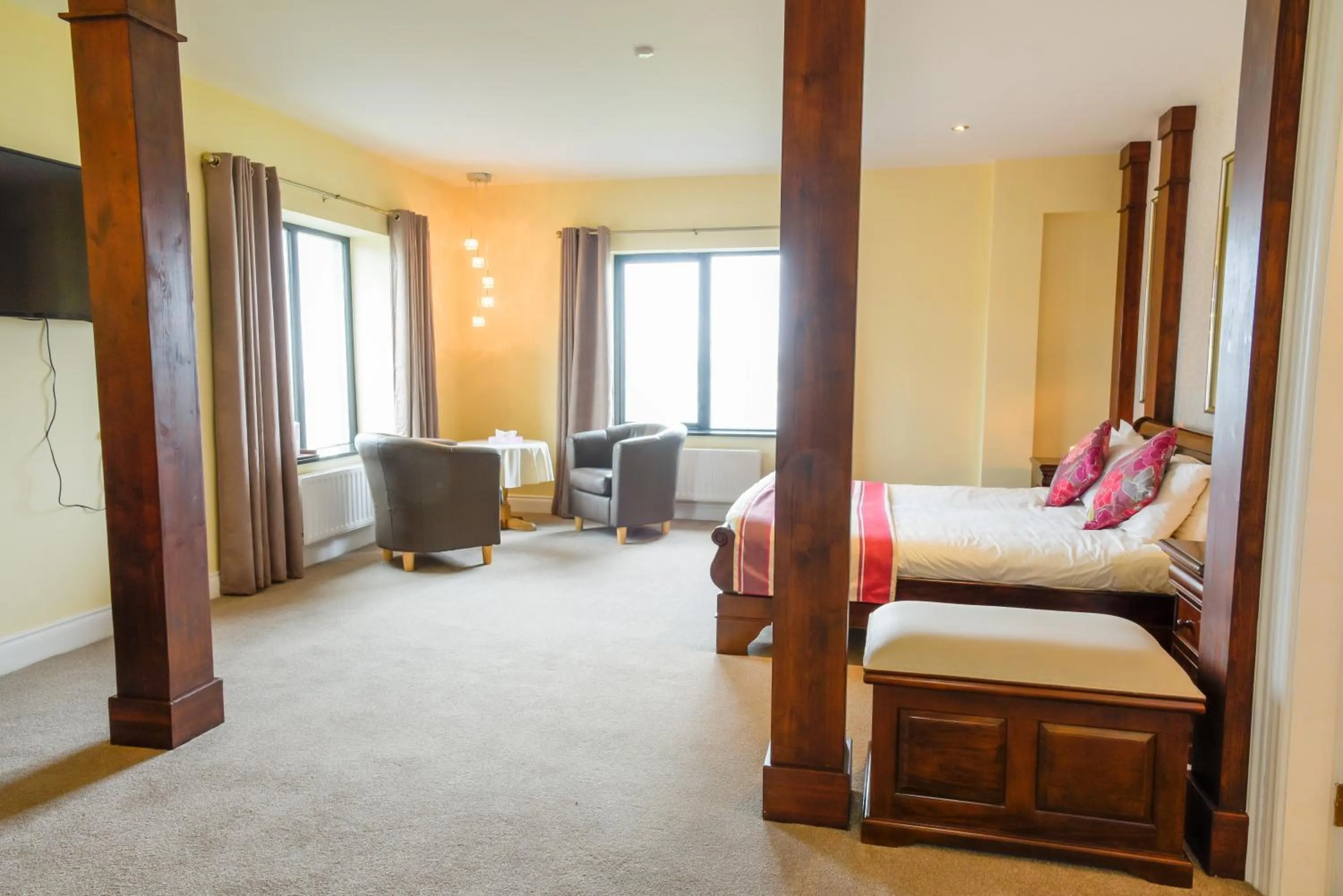 Photo of the whole room in Óstán Oileán Acla