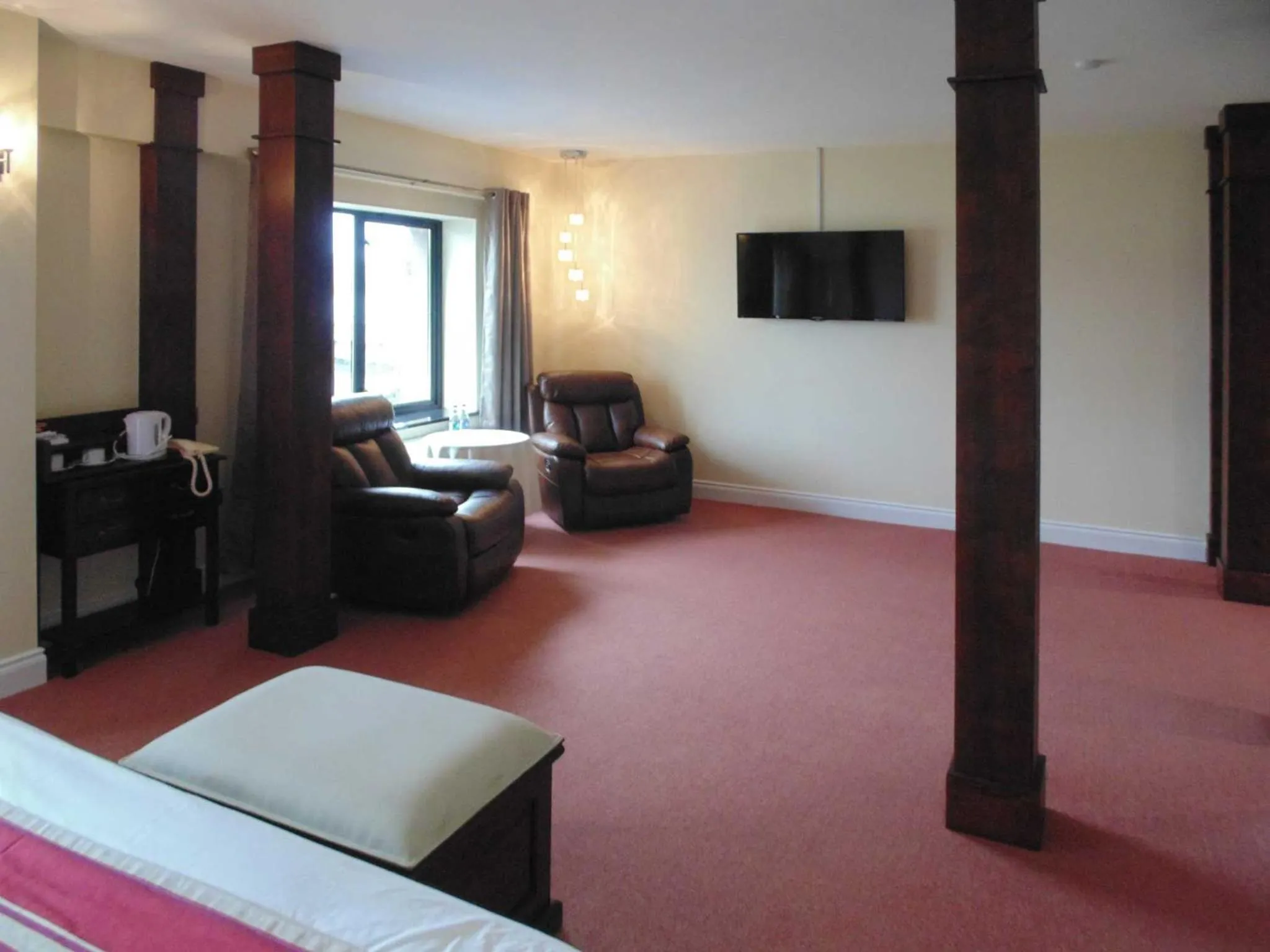 Photo of the whole room in Óstán Oileán Acla