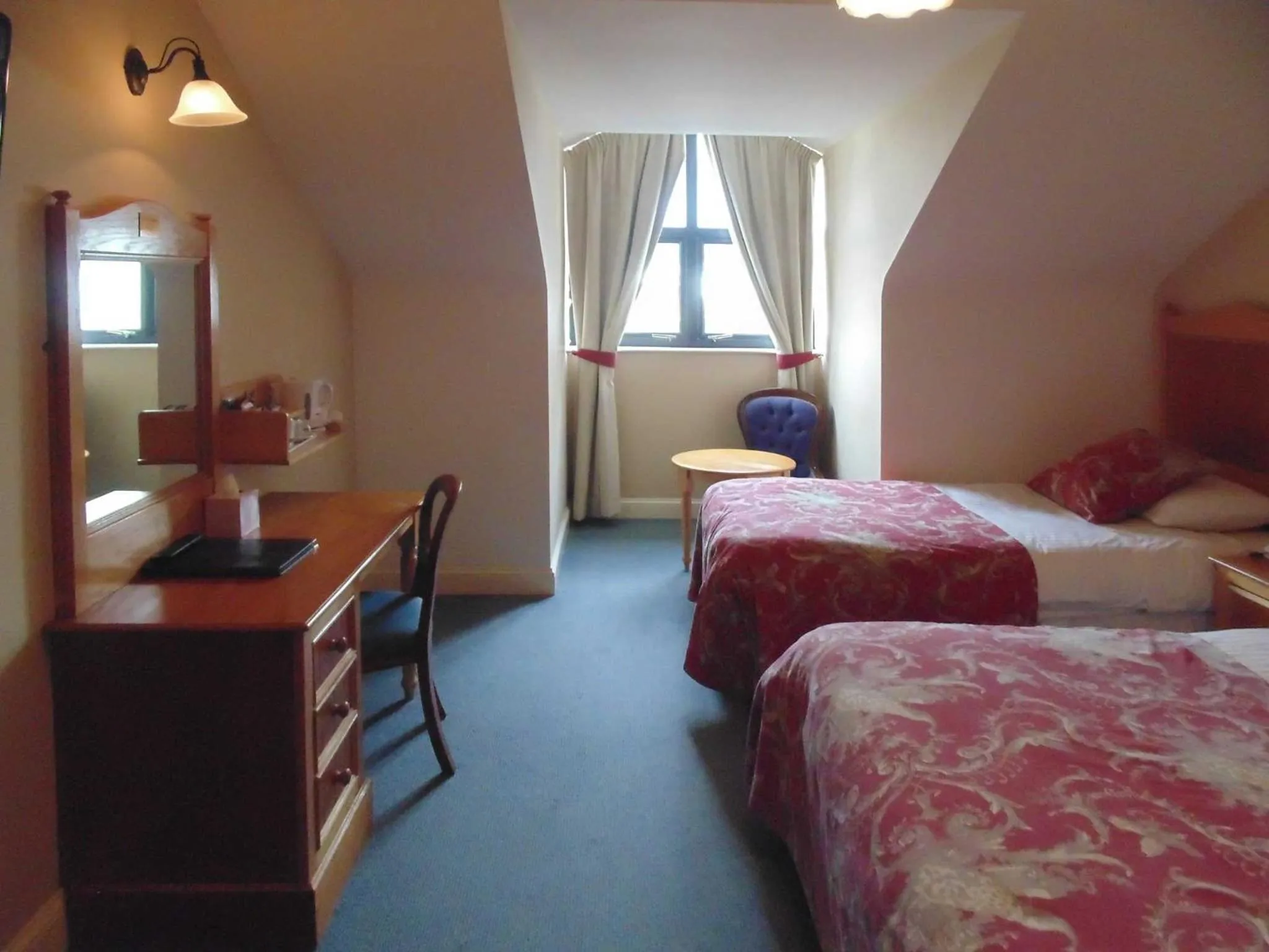 Photo of the whole room in Óstán Oileán Acla