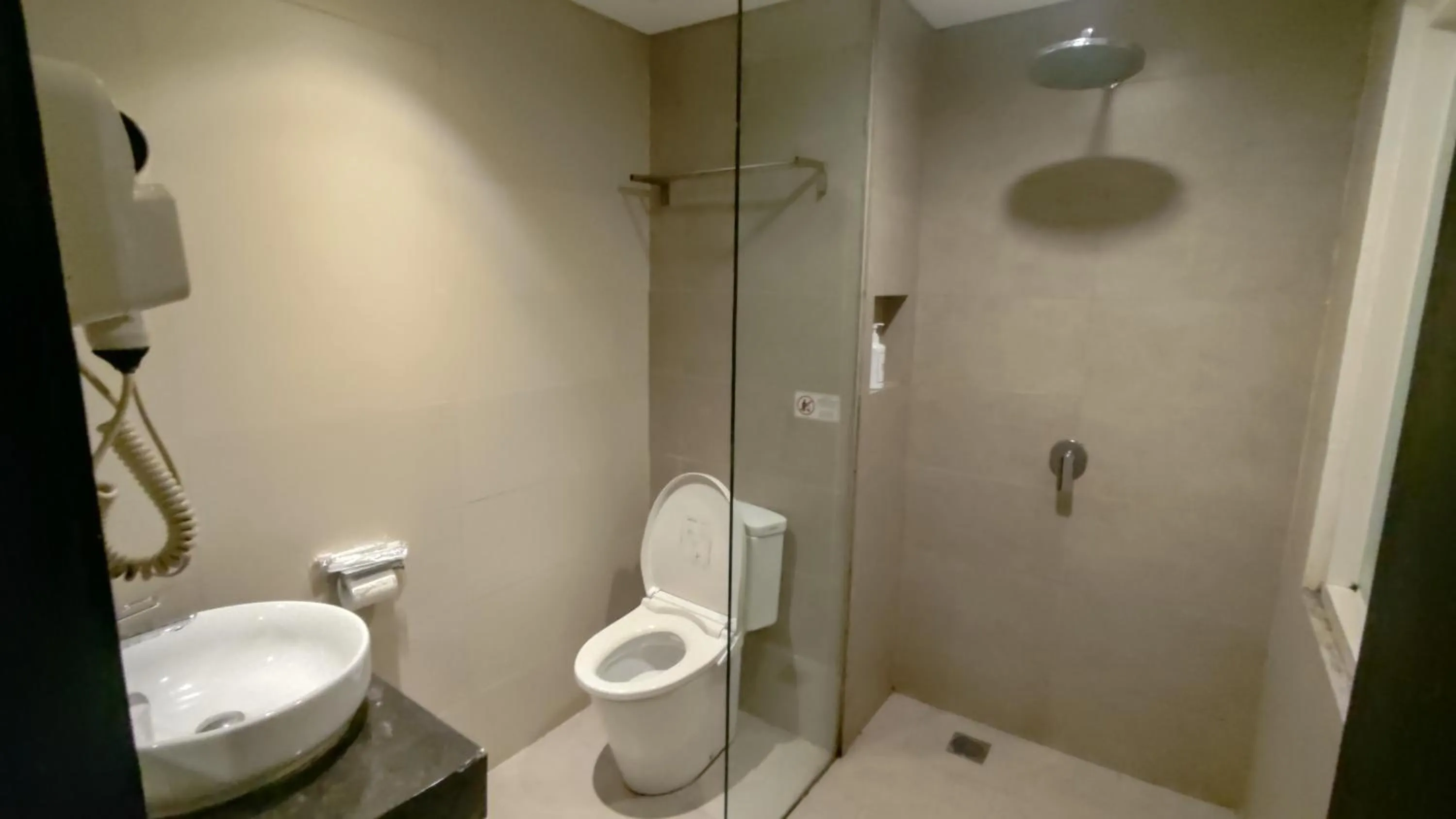 Bathroom in De La Charis Hotel by Waringin Hospitality