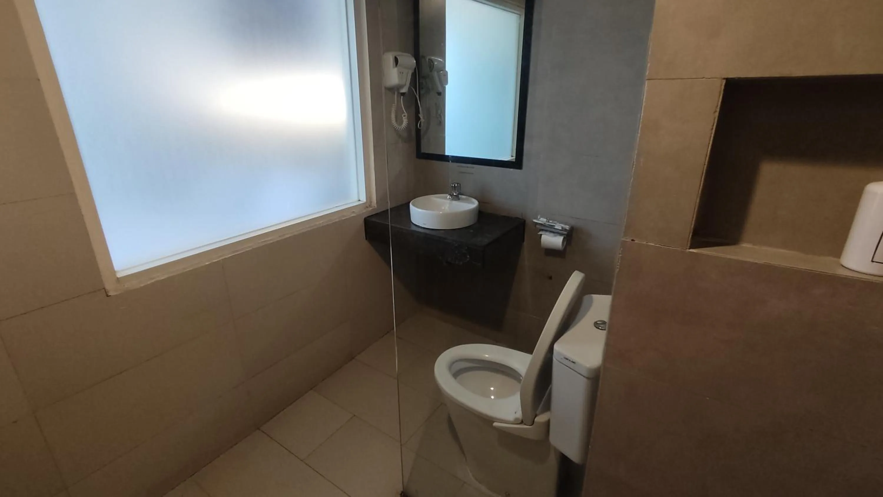 Bathroom in De La Charis Hotel by Waringin Hospitality