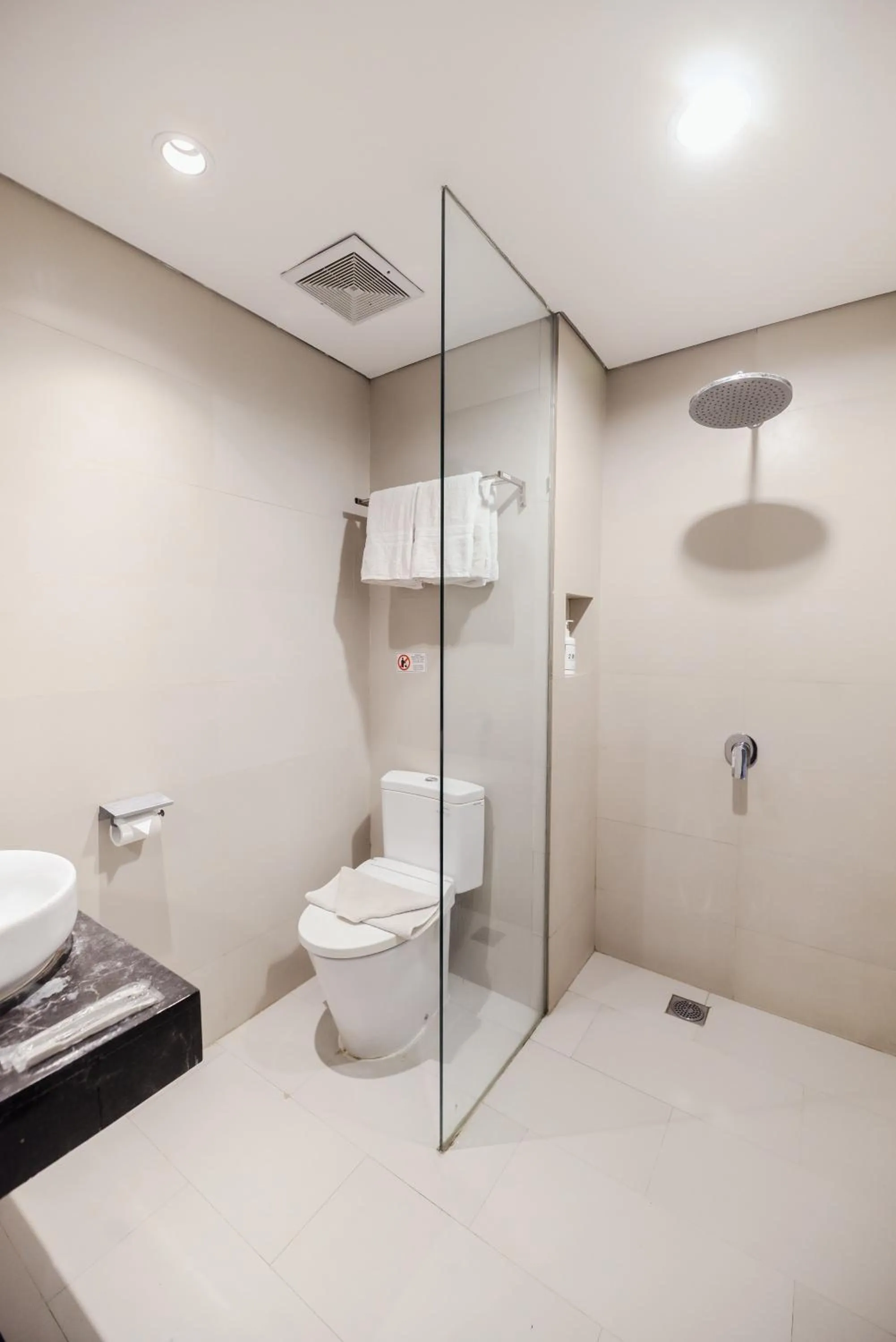 Bathroom in De La Charis Hotel by Waringin Hospitality