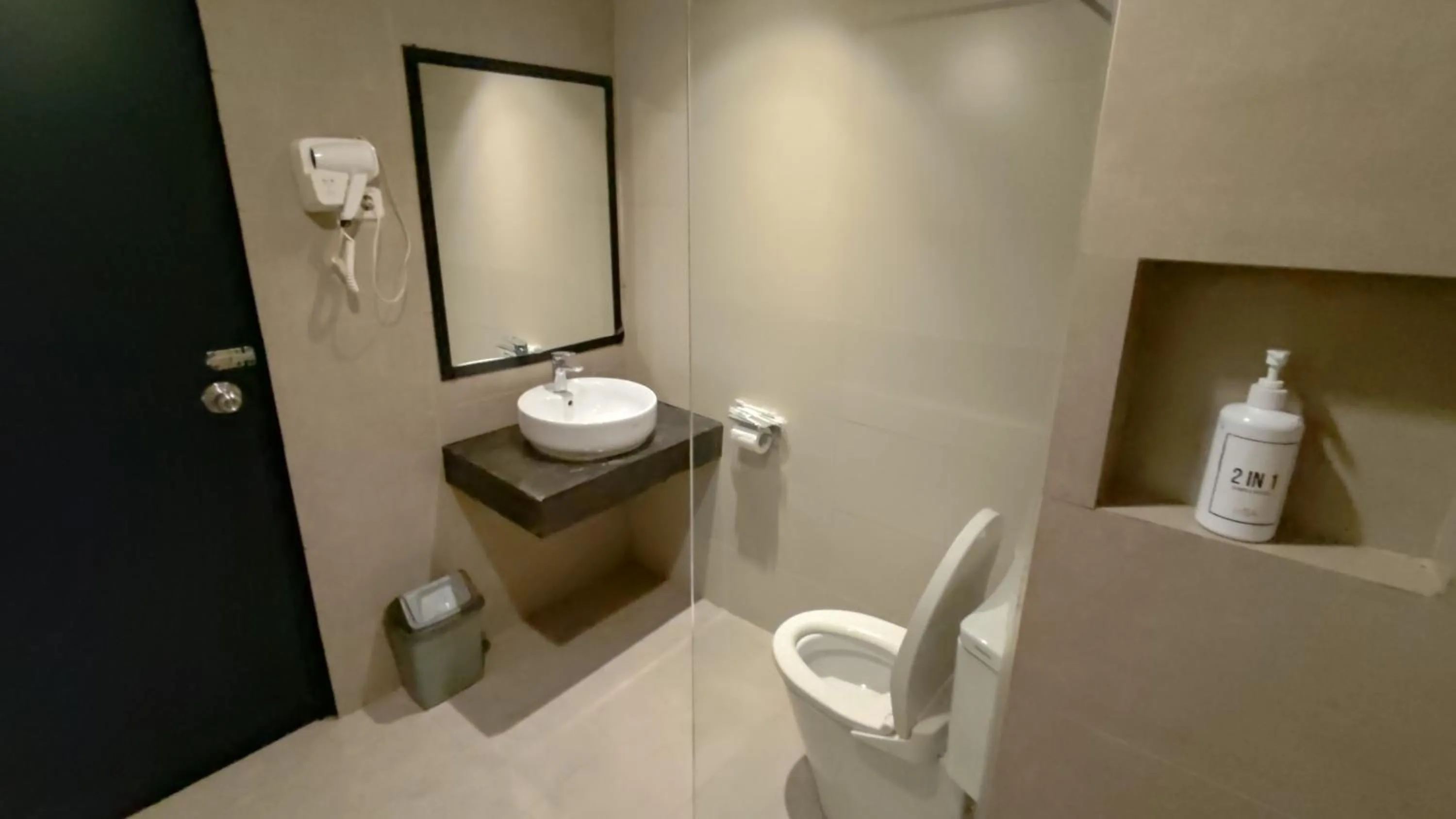 Bathroom in De La Charis Hotel by Waringin Hospitality