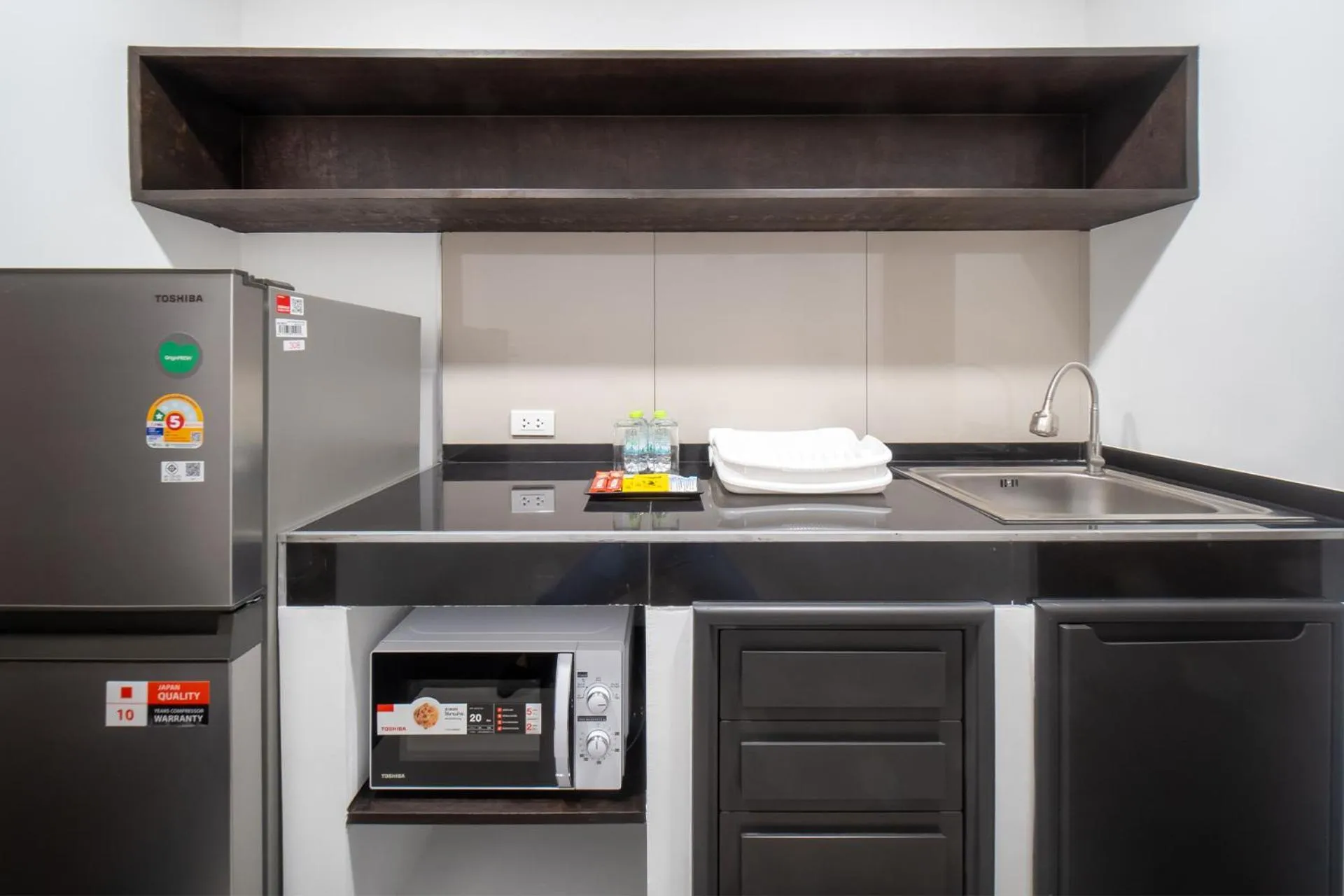 Kitchen or kitchenette in Samutprakarn Hotel