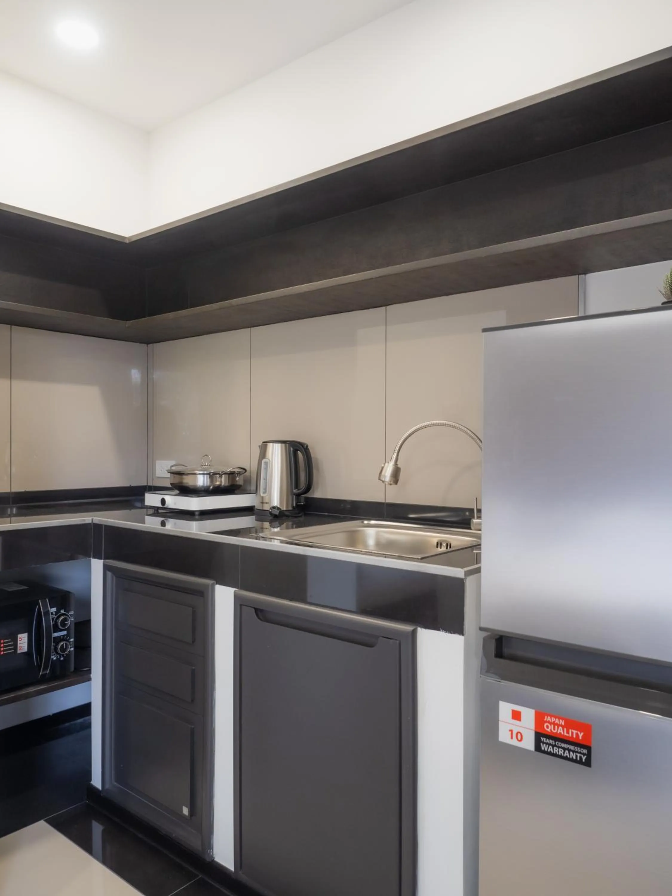 Kitchen or kitchenette in Samutprakarn Hotel