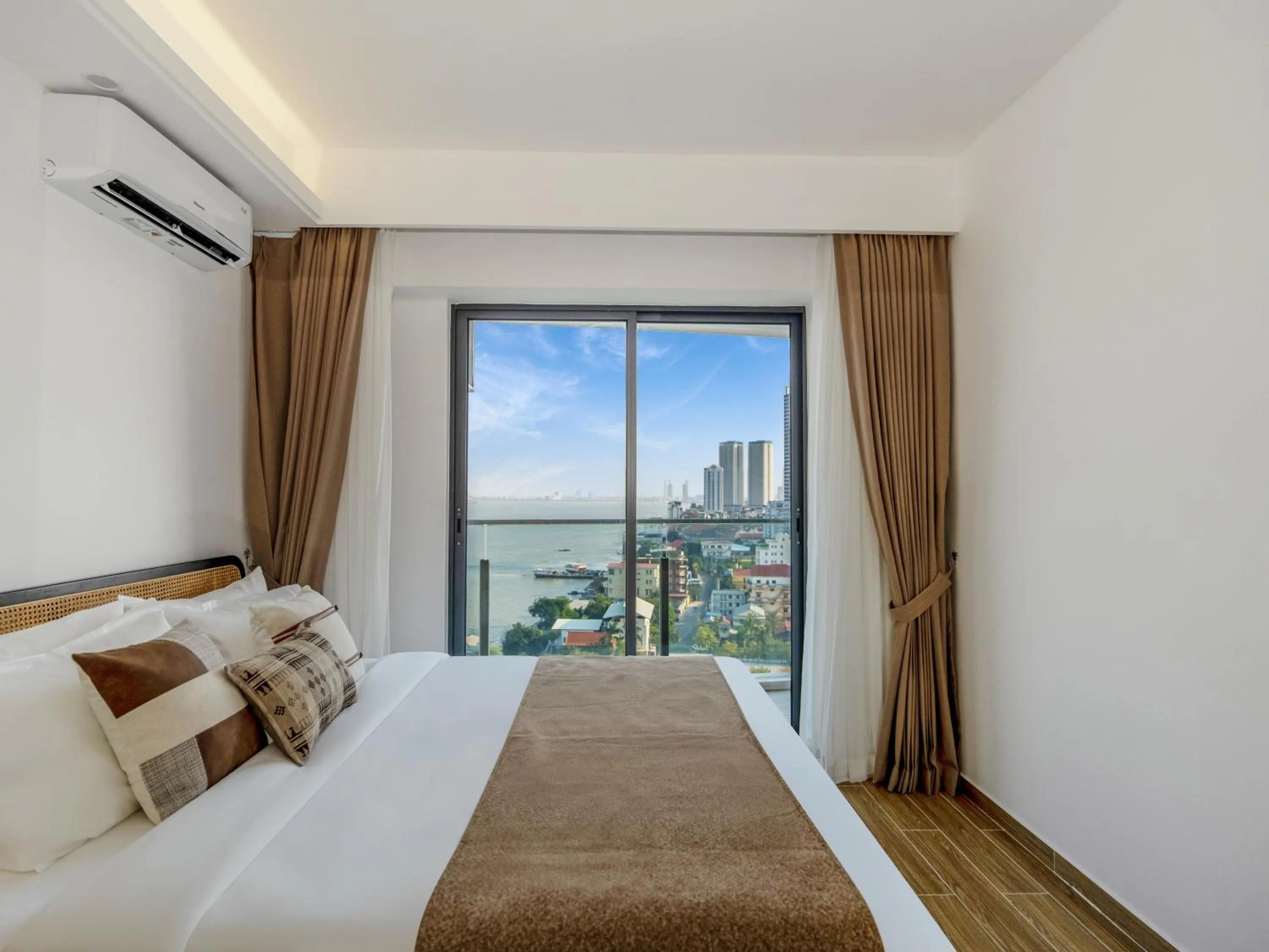 Bedroom, Bed in Merton Holiday Inn