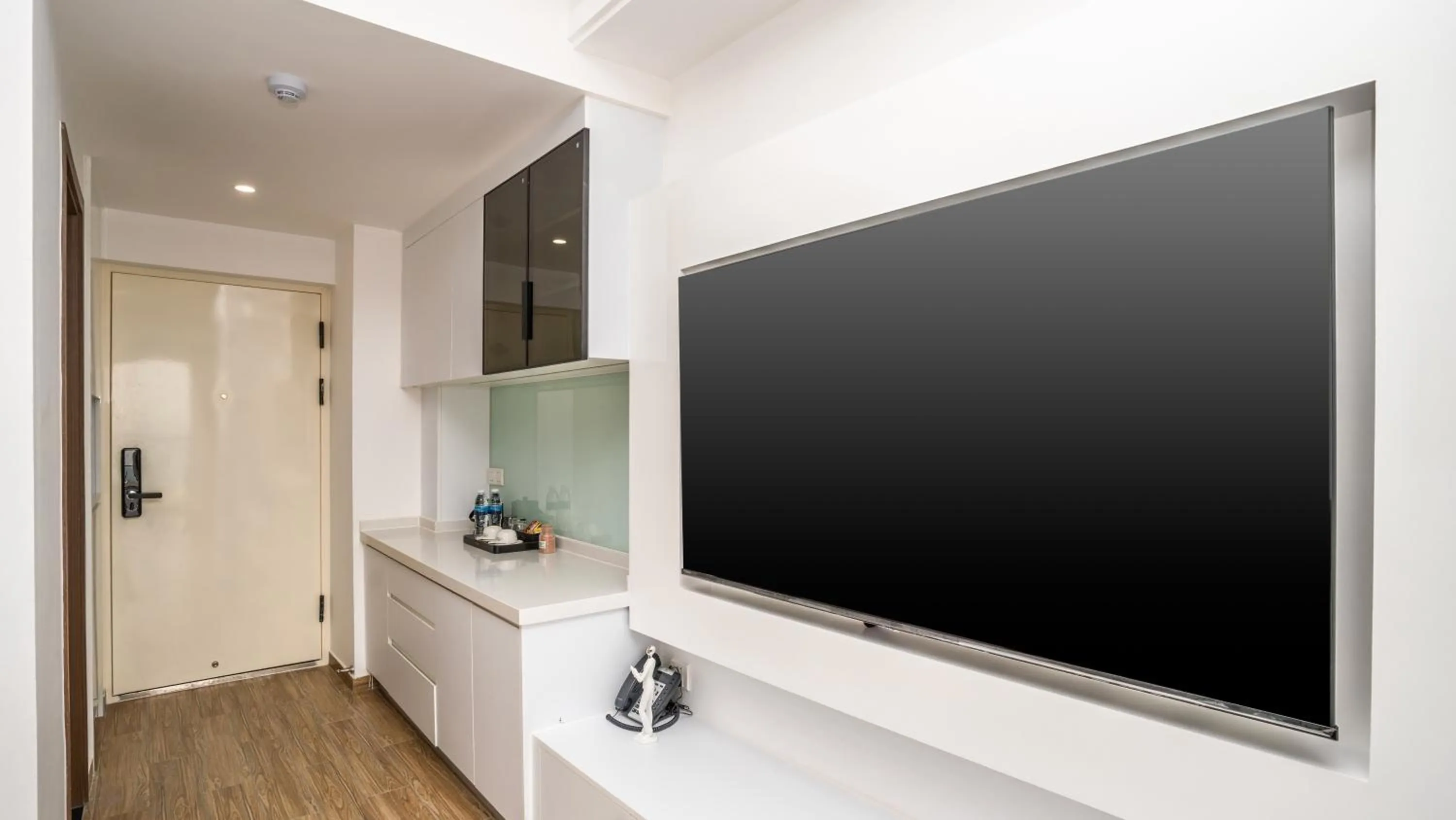 TV and multimedia in Merton Holiday Inn