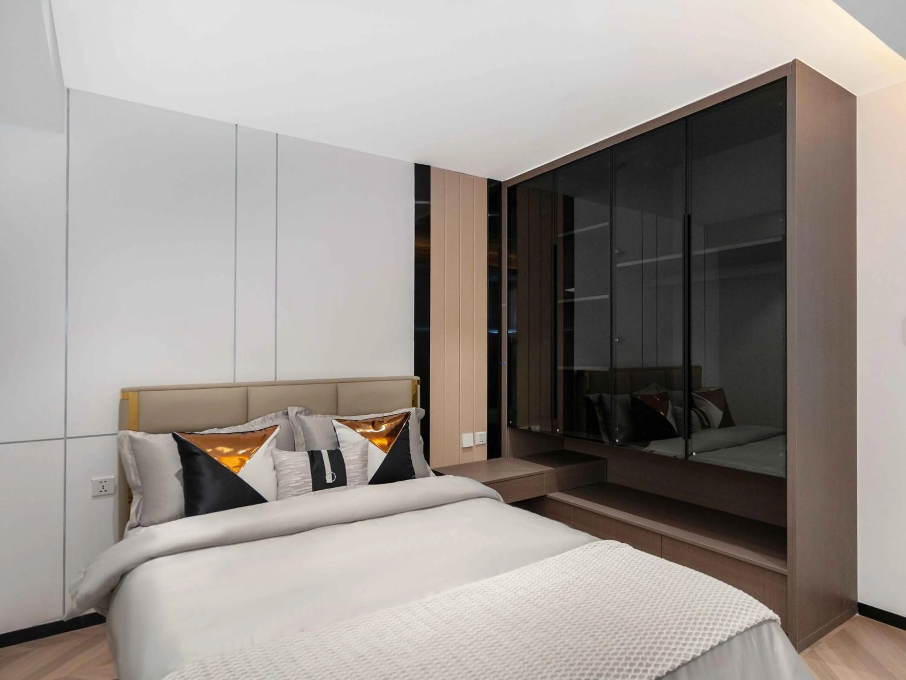 Photo of the whole room, Bed in Merton Holiday Inn